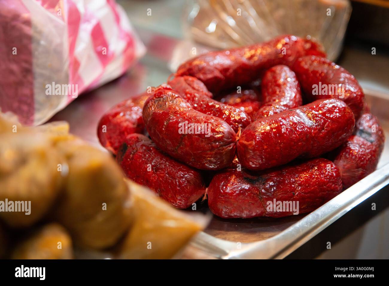 Carne di maiale chorizo. Chiosco di carne nel mercato centrale della città di Oaxaca in Messico. Foto Stock
