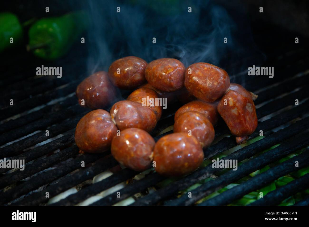 Carne di maiale chorizo. Chiosco di carne nel mercato centrale della città di Oaxaca in Messico. Foto Stock