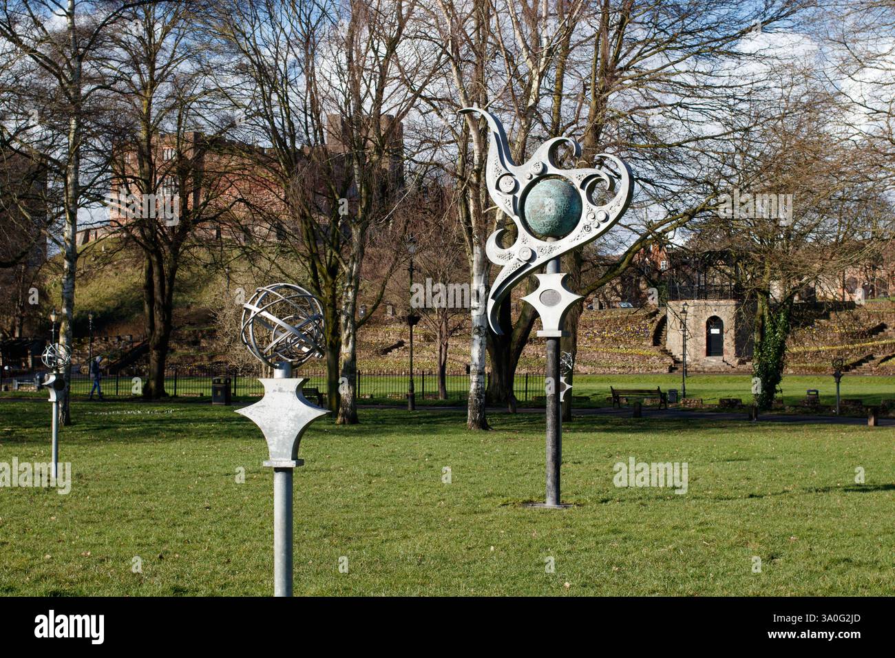 The Planet Walk nei terreni del castello di Tamworth. Nella foto sono raffigurate la scultura del Sole (a destra) e la scultura di Venere (a sinistra). Lo scultore polacco Walenty Pytel creò anche la Planet Walk nei terreni del castello, che fu commissionata nel 2000 per celebrare il millennio. Walenty Pytel progettò il sentiero con il sole e nove pianeti nel suo studio di Ross-on-Wye. Le distanze tra ciascuno dei pianeti sono state progettate per rappresentare relativamente la distanza tra i pianeti nel sistema solare. Foto Stock