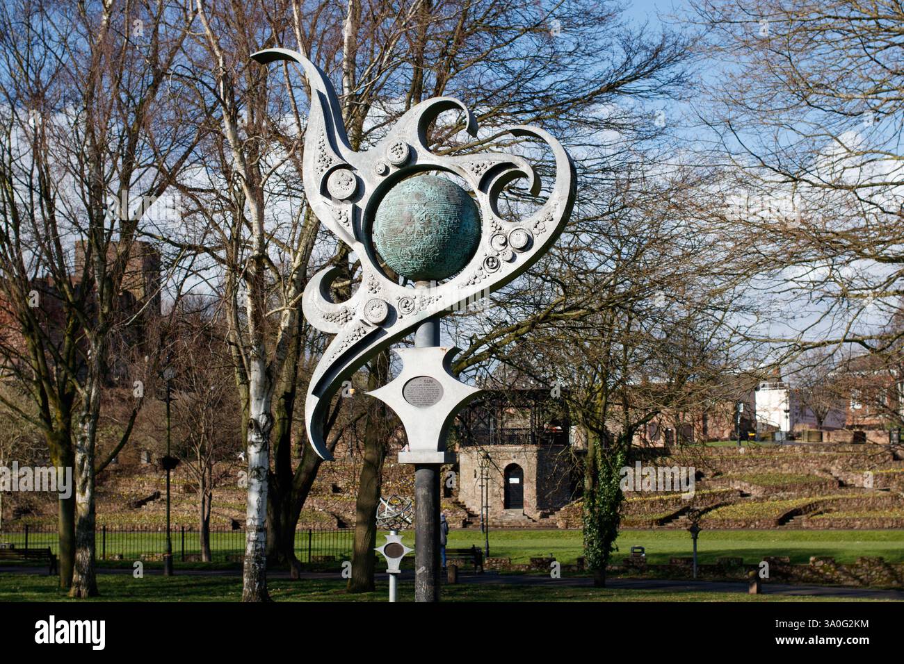 The Planet Walk nei terreni del castello di Tamworth. Nella foto è raffigurata la Scultura del Sole. Lo scultore polacco Walenty Pytel creò anche la Planet Walk nei terreni del castello, che fu commissionata nel 2000 per celebrare il millennio. Walenty Pytel progettò il sentiero con il sole e nove pianeti nel suo studio di Ross-on-Wye. Le distanze tra ciascuno dei pianeti sono state progettate per rappresentare relativamente la distanza tra i pianeti nel sistema solare. Foto Stock