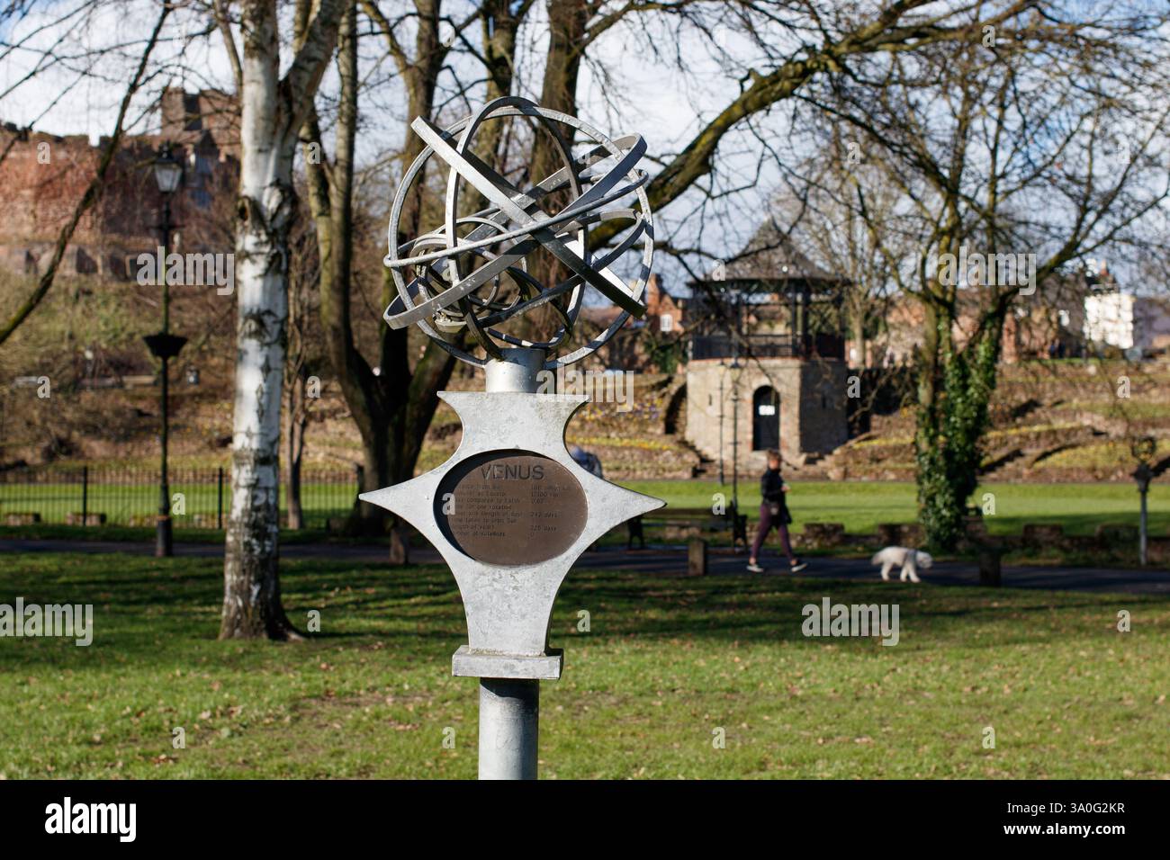 The Planet Walk nei terreni del castello di Tamworth. Nella foto è raffigurata la Scultura del Sole lo scultore polacco Walenty Pytel ha anche creato la passeggiata del pianeta nei terreni del castello, che è stata commissionata nel 2000 per celebrare il millennio. Walenty Pytel progettò il sentiero con il sole e nove pianeti nel suo studio di Ross-on-Wye. Le distanze tra ciascuno dei pianeti sono state progettate per rappresentare relativamente la distanza tra i pianeti nel sistema solare. Foto Stock