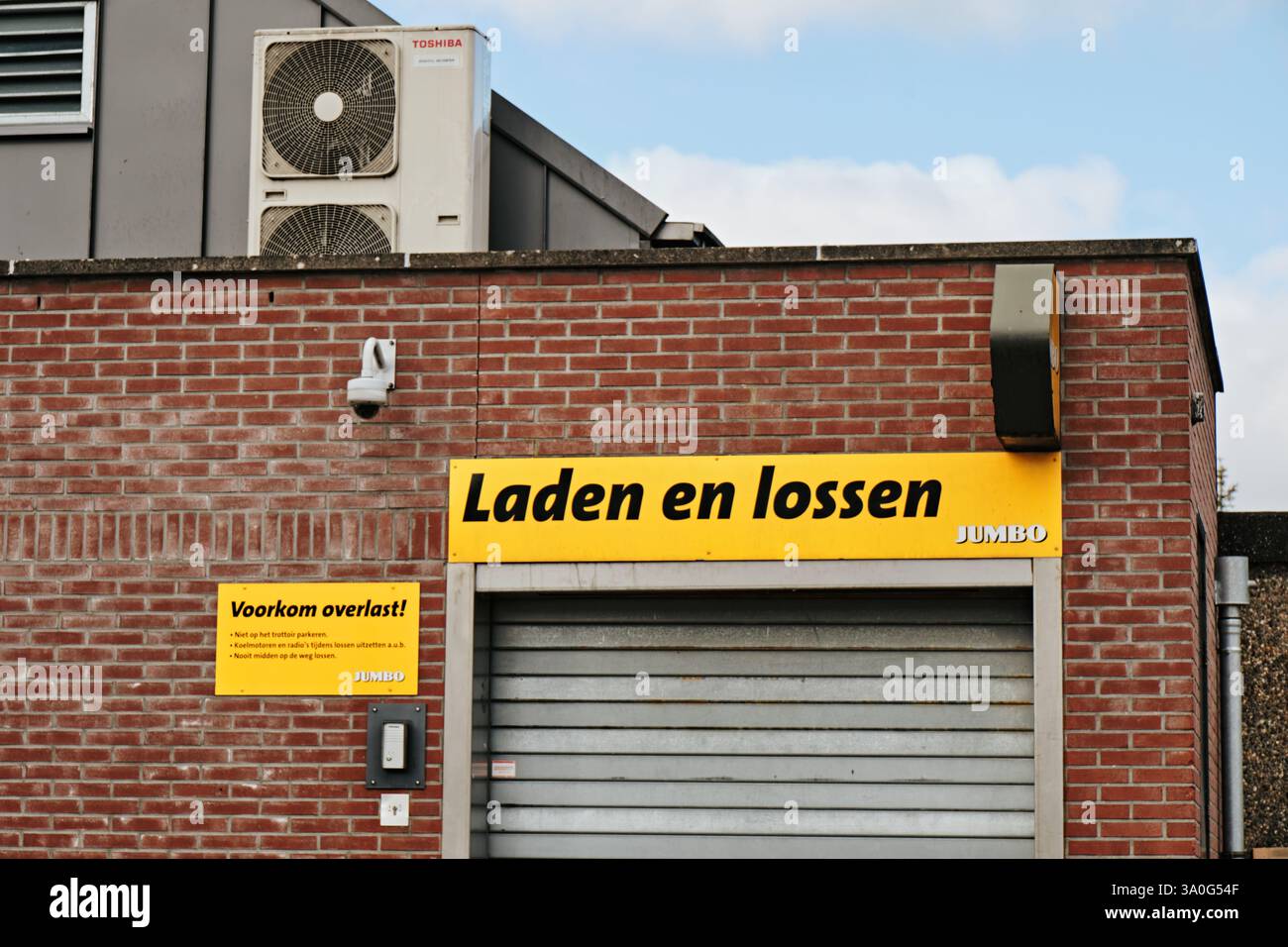1° marzo 2025 - Gieten-Paesi Bassi: Banchina di carico di un supermercato Jumbo con istruzioni specifiche per i camionisti sulle procedure di consegna e sugli evita Foto Stock