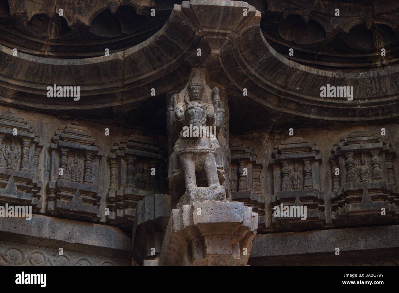 Sculture scolpite di divinità indù sul tempio Shri Kopeshwar in stile Chalukya, Sangali, Maharashtra, India. Foto Stock
