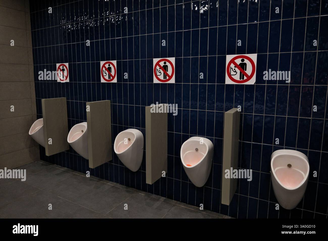Orinatoi in ceramica in un bagno pubblico, fila di orinatoi in un bagno pubblico Foto Stock