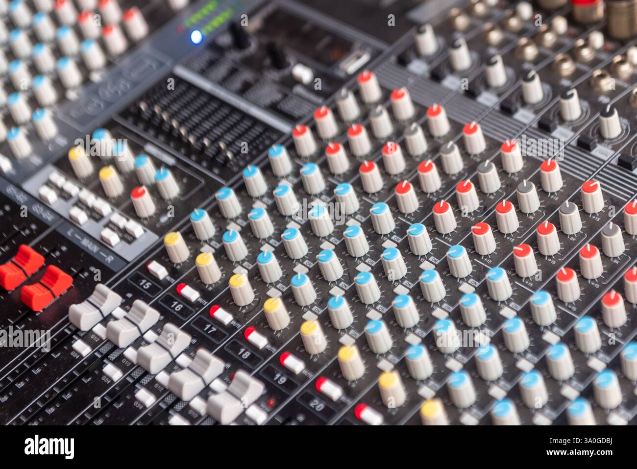 Mixer musicale con console di missaggio audio digitale Foto Stock