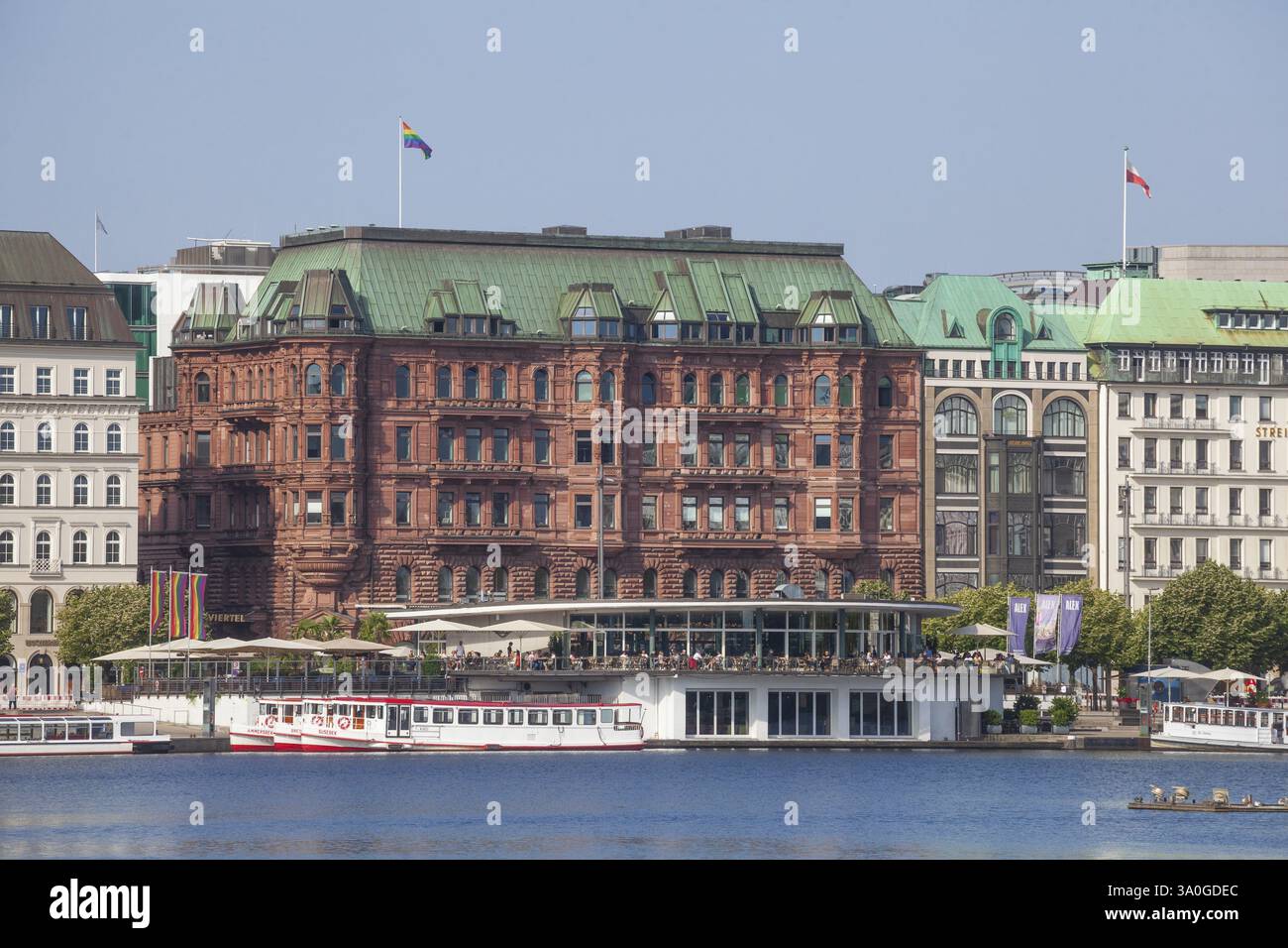 Jungfernstieg con il lago e il molo Inner Alster, Neustadt, Amburgo, Germania, Europa Foto Stock