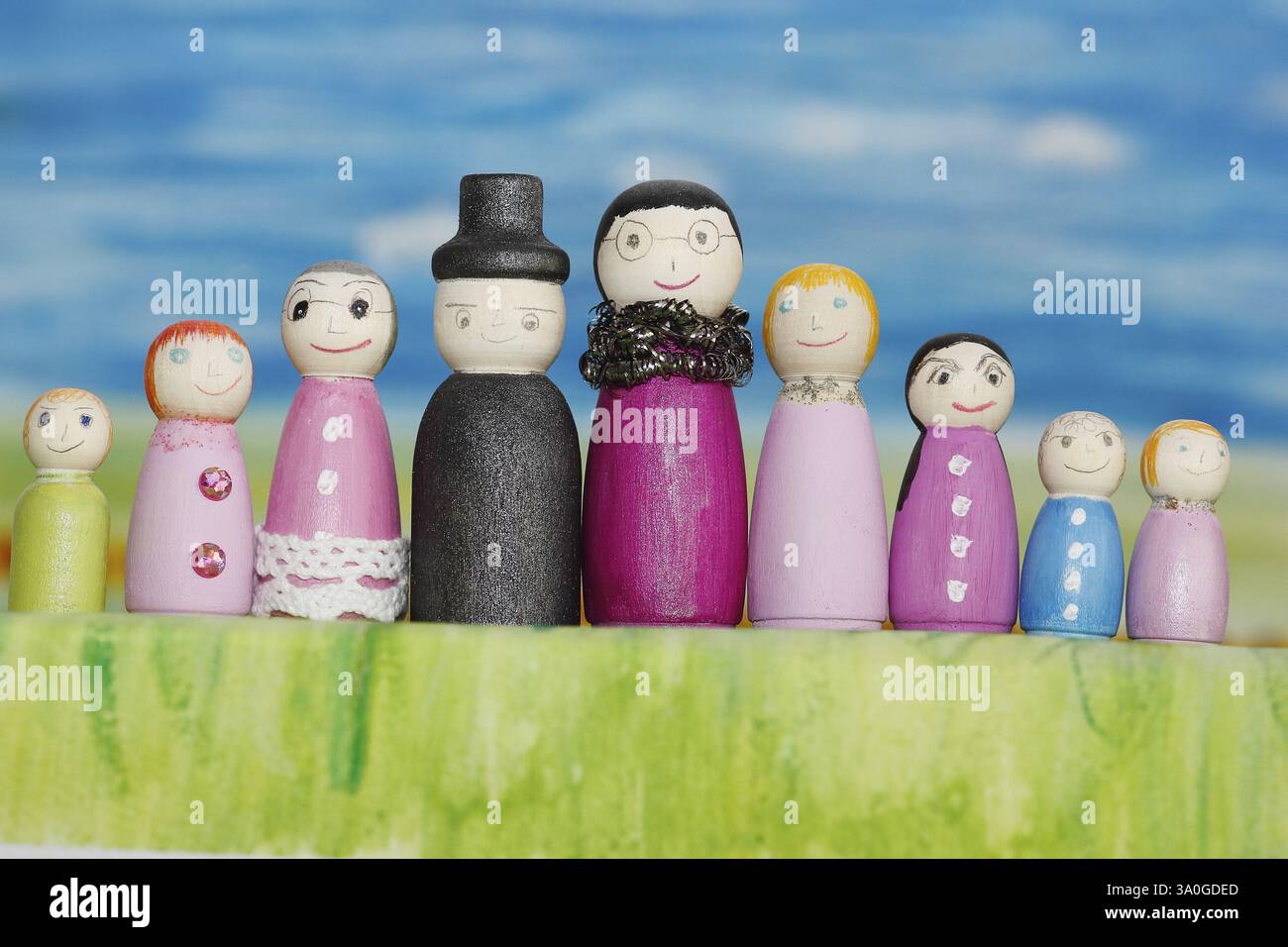 Nove divertenti coni in legno dipinti uomo e donna grandi e piccoli davanti a un colorato sfondo dipinto, Renania settentrionale-Vestfalia, Germania, Europa Foto Stock Nove divertenti coni in legno dipinti uomo e donna grandi e piccoli davanti a un colorato sfondo dipinto, Renania settentrionale-Vestfalia, Germania, Europa Foto Stock