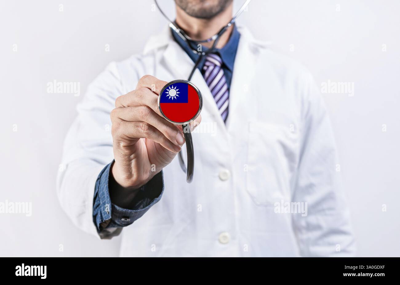 Sistema sanitario di Taiwan, medico che tiene stetoscopio. Taiwan concetto di assicurazione sanitaria e medica Foto Stock