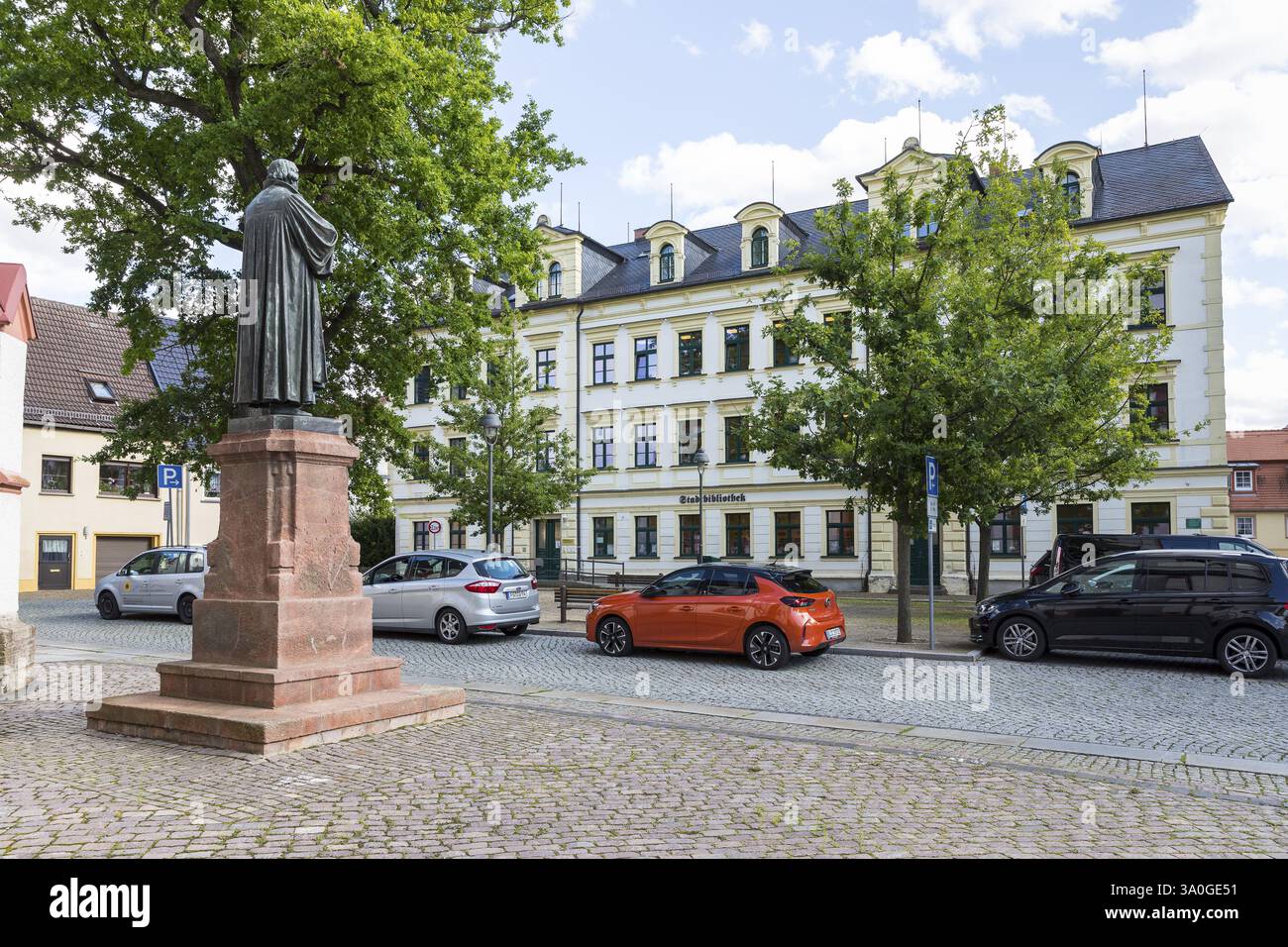 Monumento Lutero e biblioteca municipale sulla Lutherplatz accanto alla Chiesa Nicolai, Doebeln, Sassonia, Germania, Europa Foto Stock