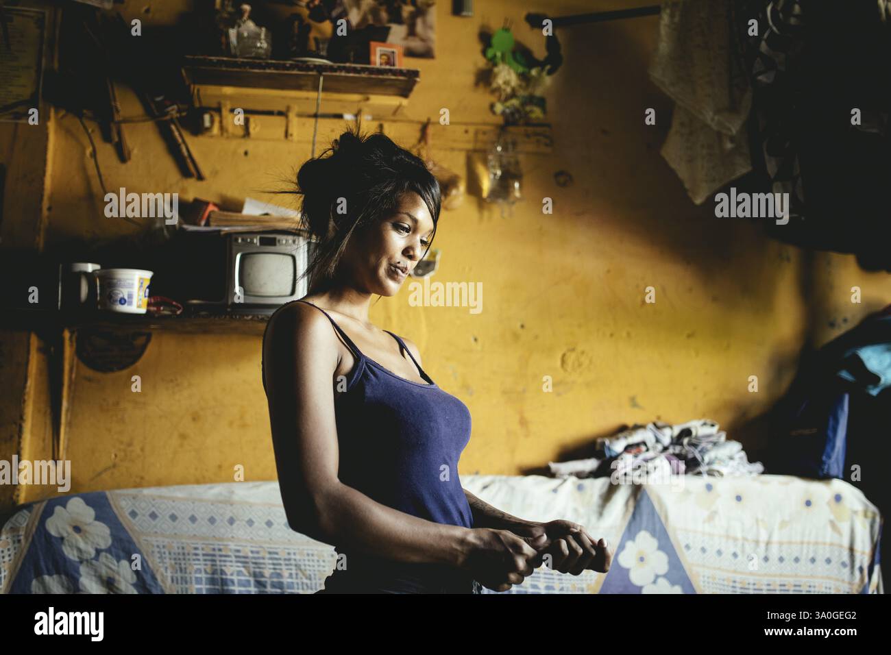 Luisetsy, 21 anni, nella sua casa di Petare, madre di due, madre single, sua figlia, Petare, Venezuela, Sud America Foto Stock