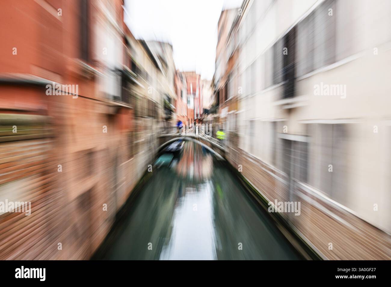 Ponte su un canale, effetto zoom, Venezia, Italia, Europa Foto Stock