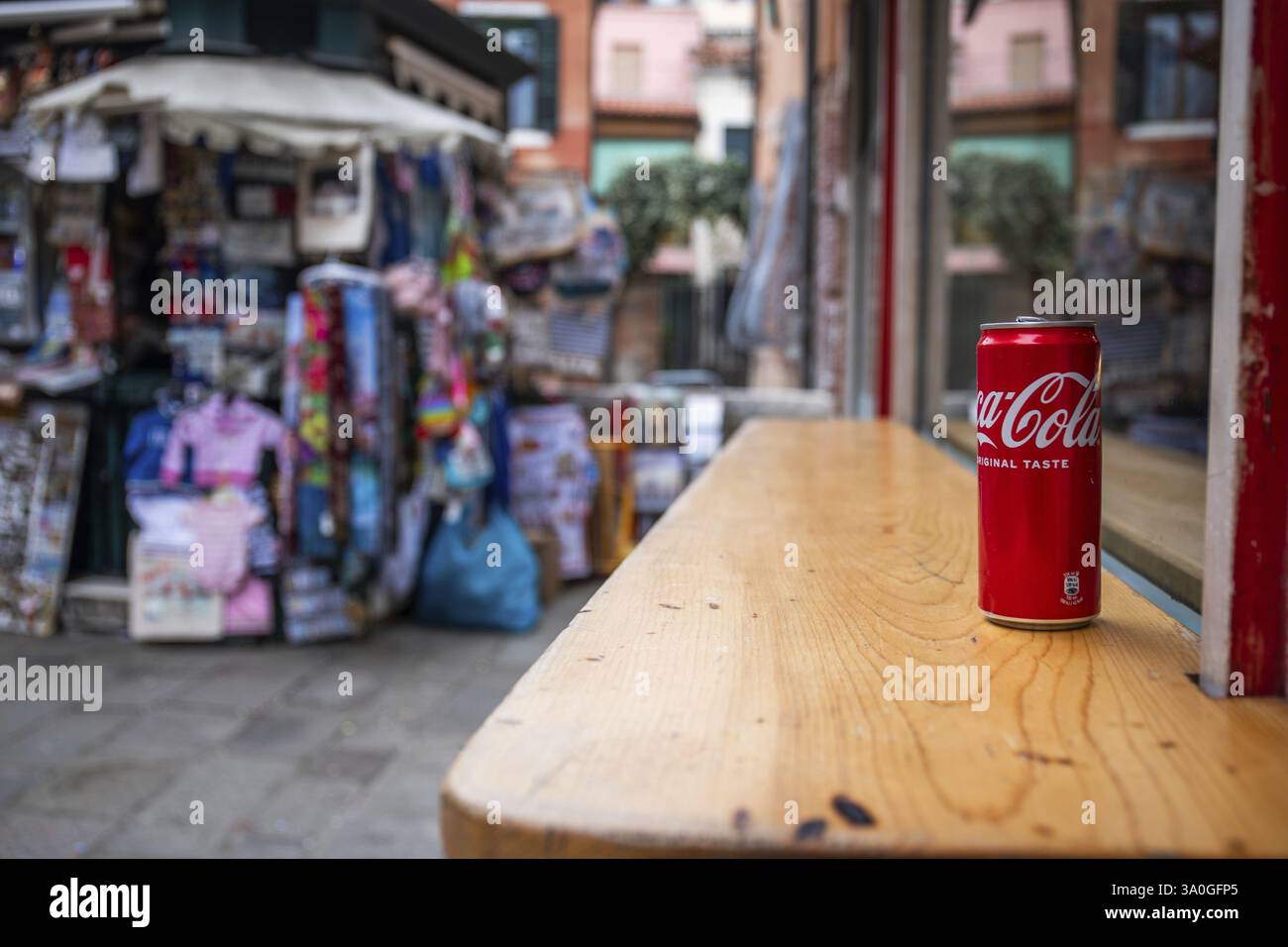 Coca Cola può su un tavolo di legno, Venezia, Italia, Europa Foto Stock