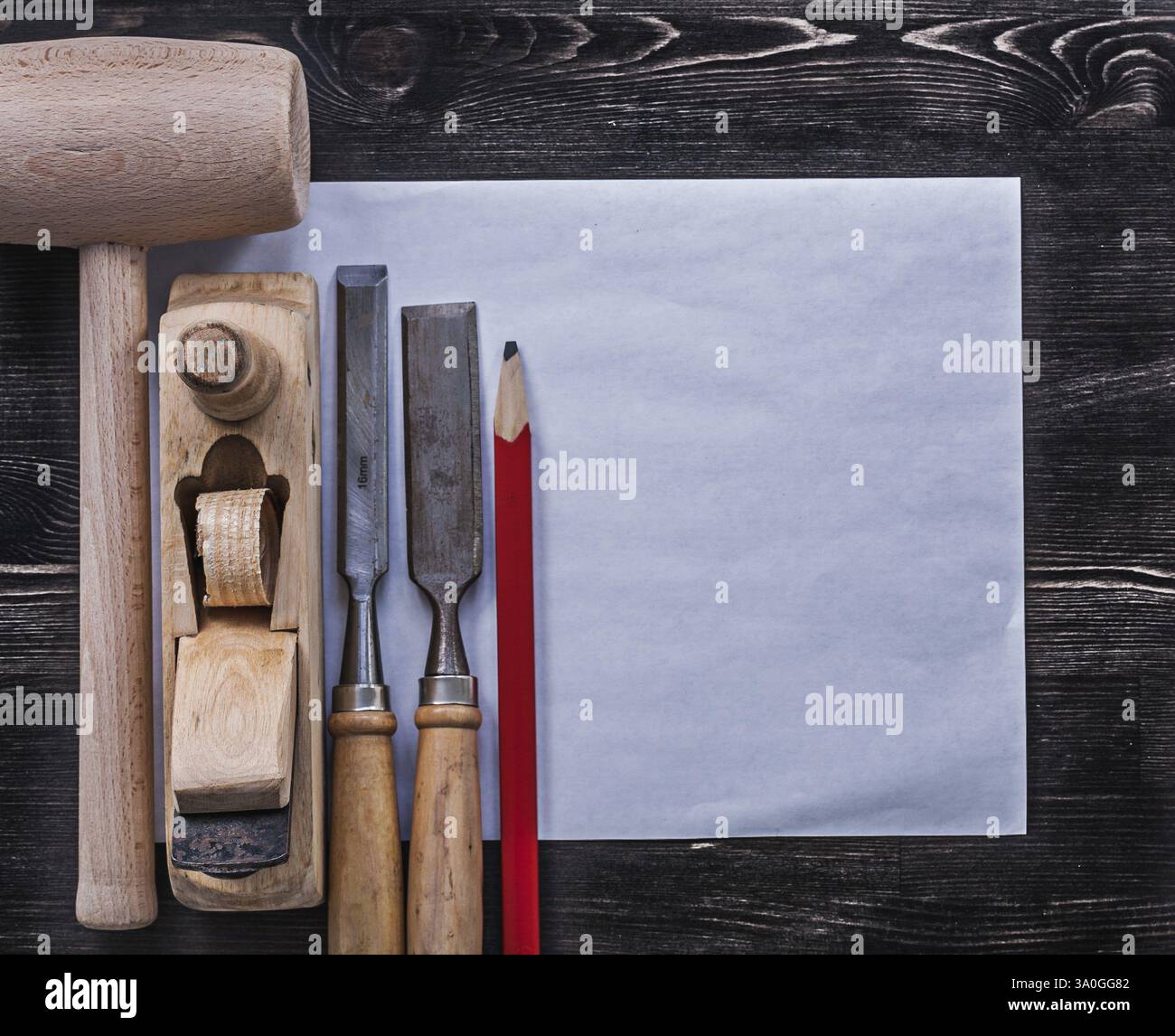 Scalpelli mazzuolo in legno piano di rasatura matita carta pulita concetto di costruzione Foto Stock