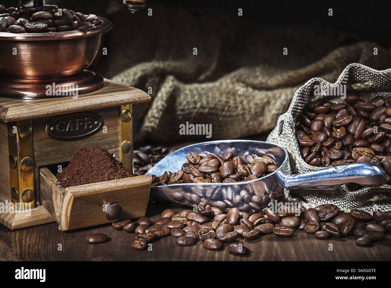 Composto da caffè, cucchiaio e tritatutto con chicchi Foto Stock