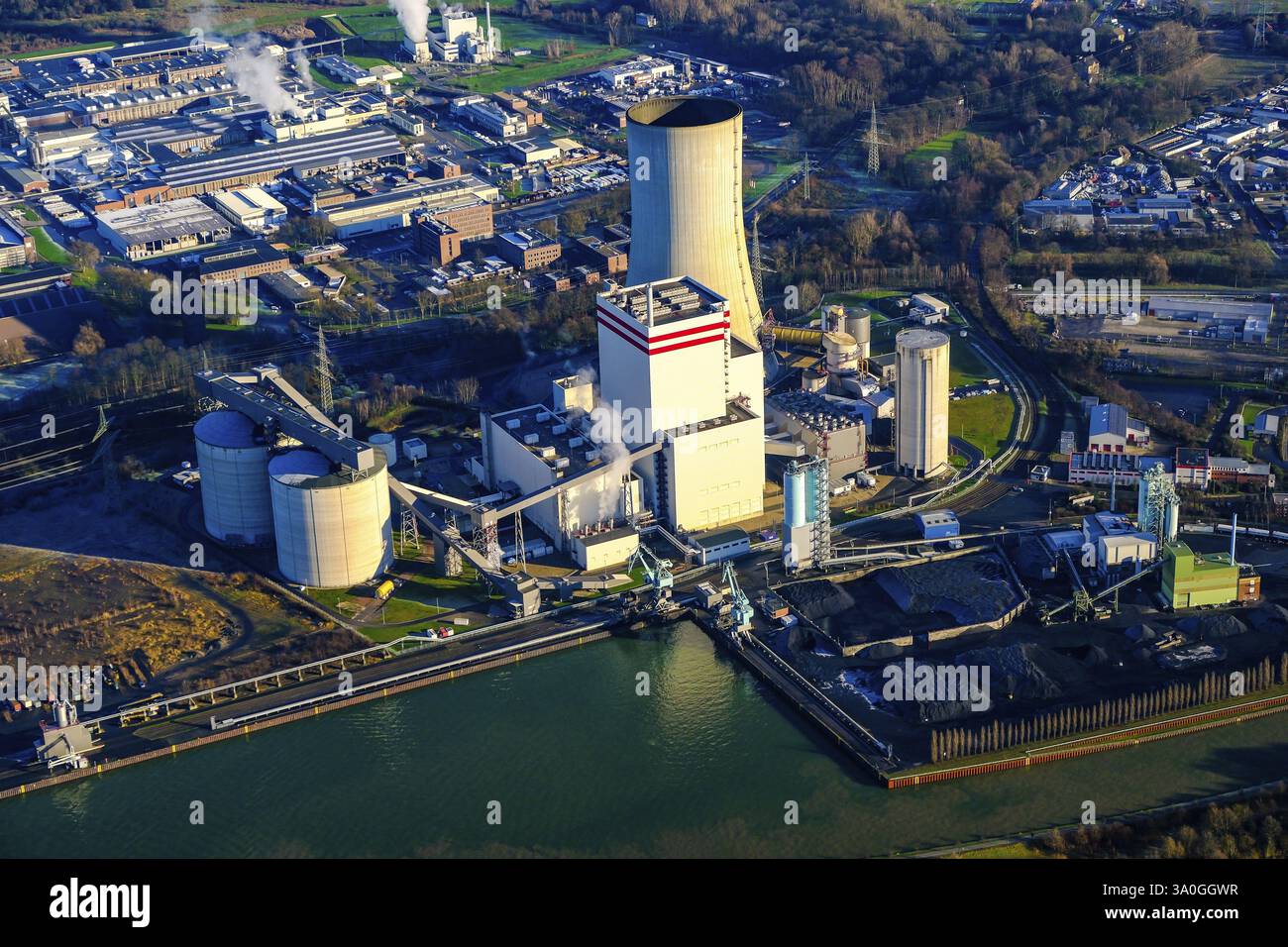 Impianti della centrale elettrica della centrale combinata di calore ed energia elettrica alimentata a carbone Kohlekraftwerk Luenen GmbH & Co KG Luenen-Stummhafen centrale elettrica di proprietà di Tria Foto Stock