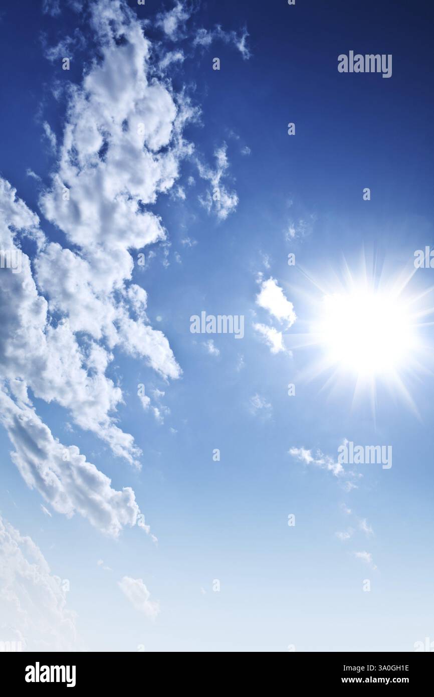 Cielo nuvoloso blu e sole Foto Stock