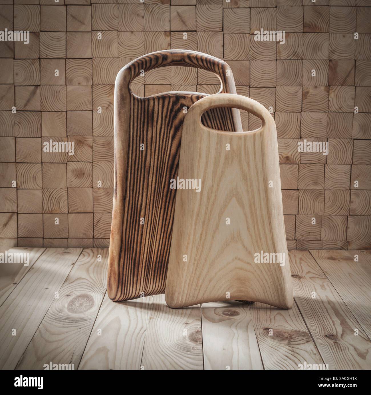 Taglieri di legno vintage di frassino bruciato e naturale Foto Stock