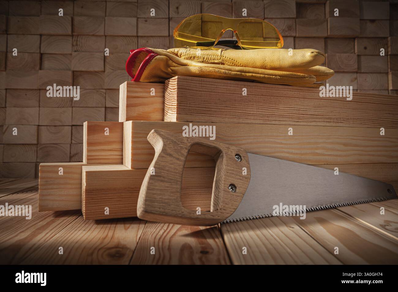 Utensili per carpenteria sega a mano con manico in legno occhiali di sicurezza gialli guanti in pelle su Satck di travi in legno Foto Stock