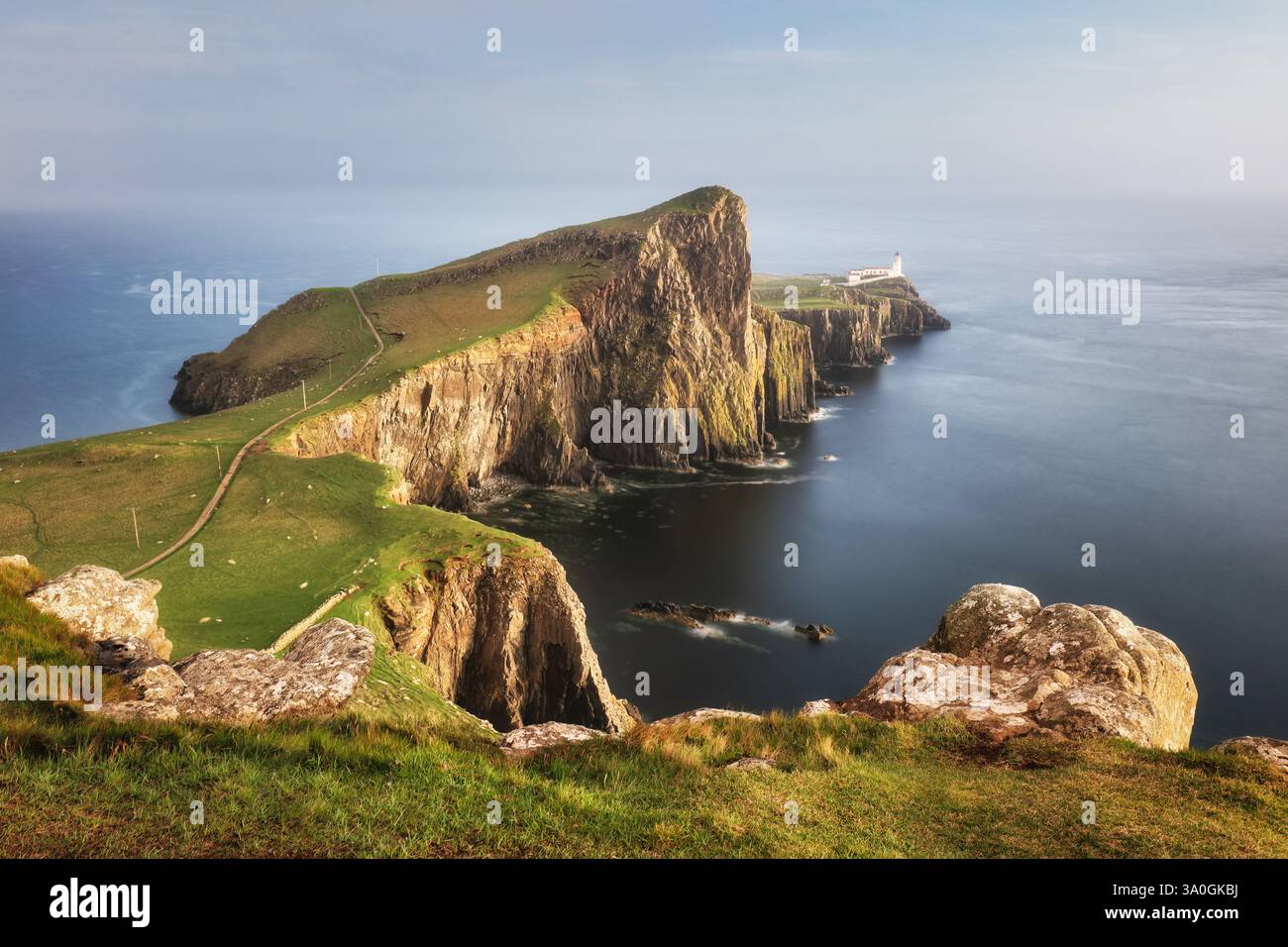 Faro Isola di Skye a Neist Point con bella luce dorata, bellissimo paesaggio con mare - Scozia Foto Stock