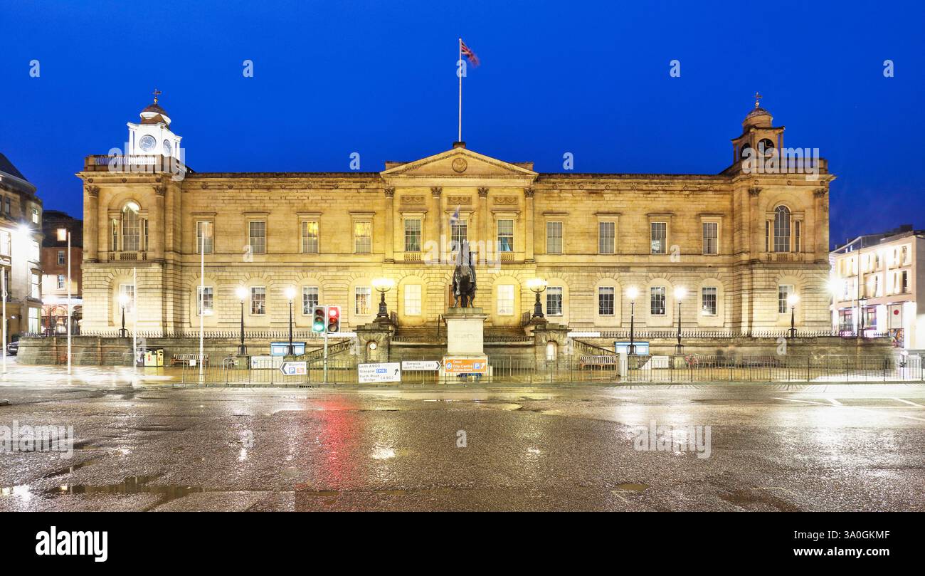 Edimburgo - Princes Street di notte con il National Records of Scotland Foto Stock