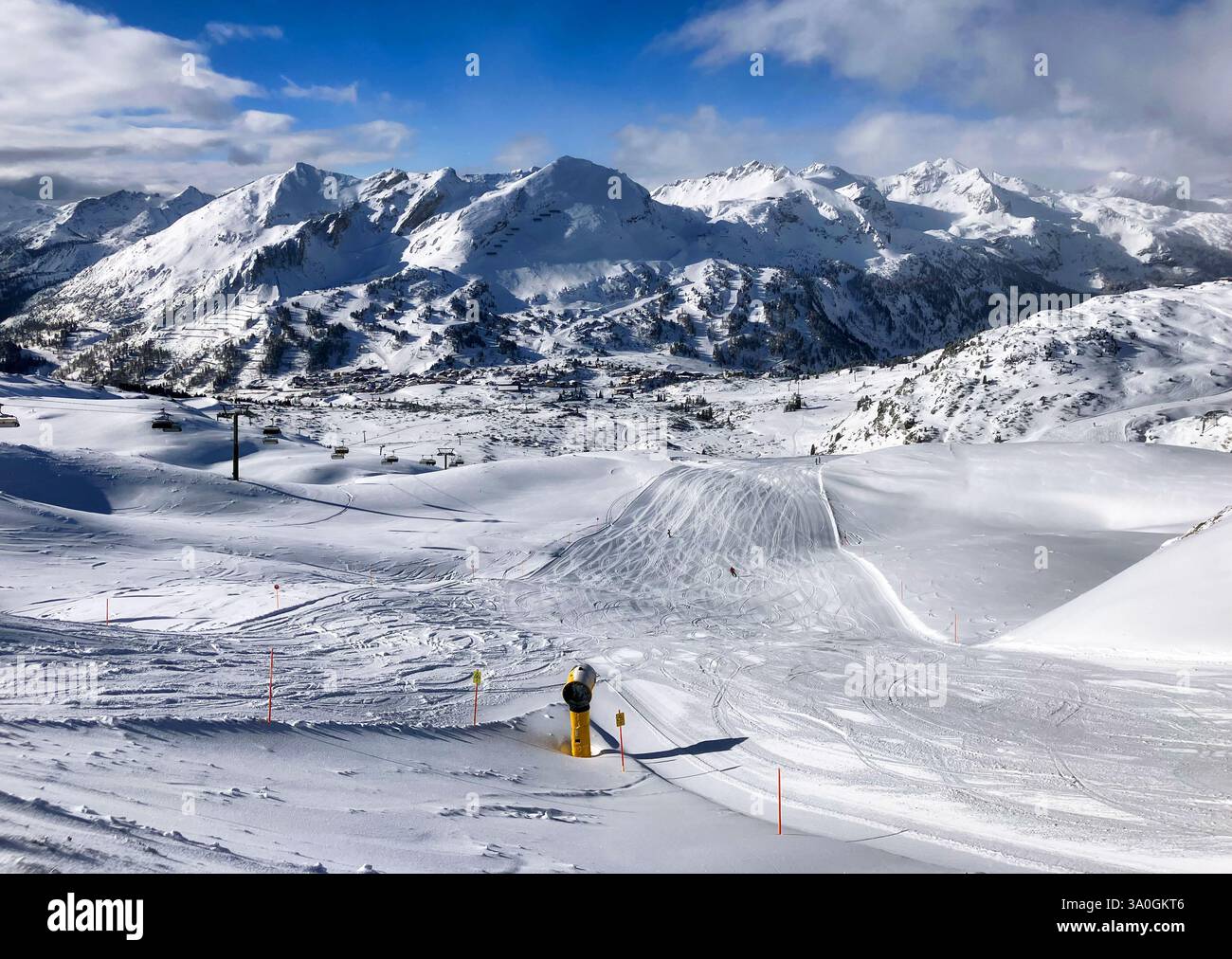 Obertauern, Salisburgo, Austria - stazione sciistica, rifugio, sciatori e piste nelle Alpi austriache Foto Stock