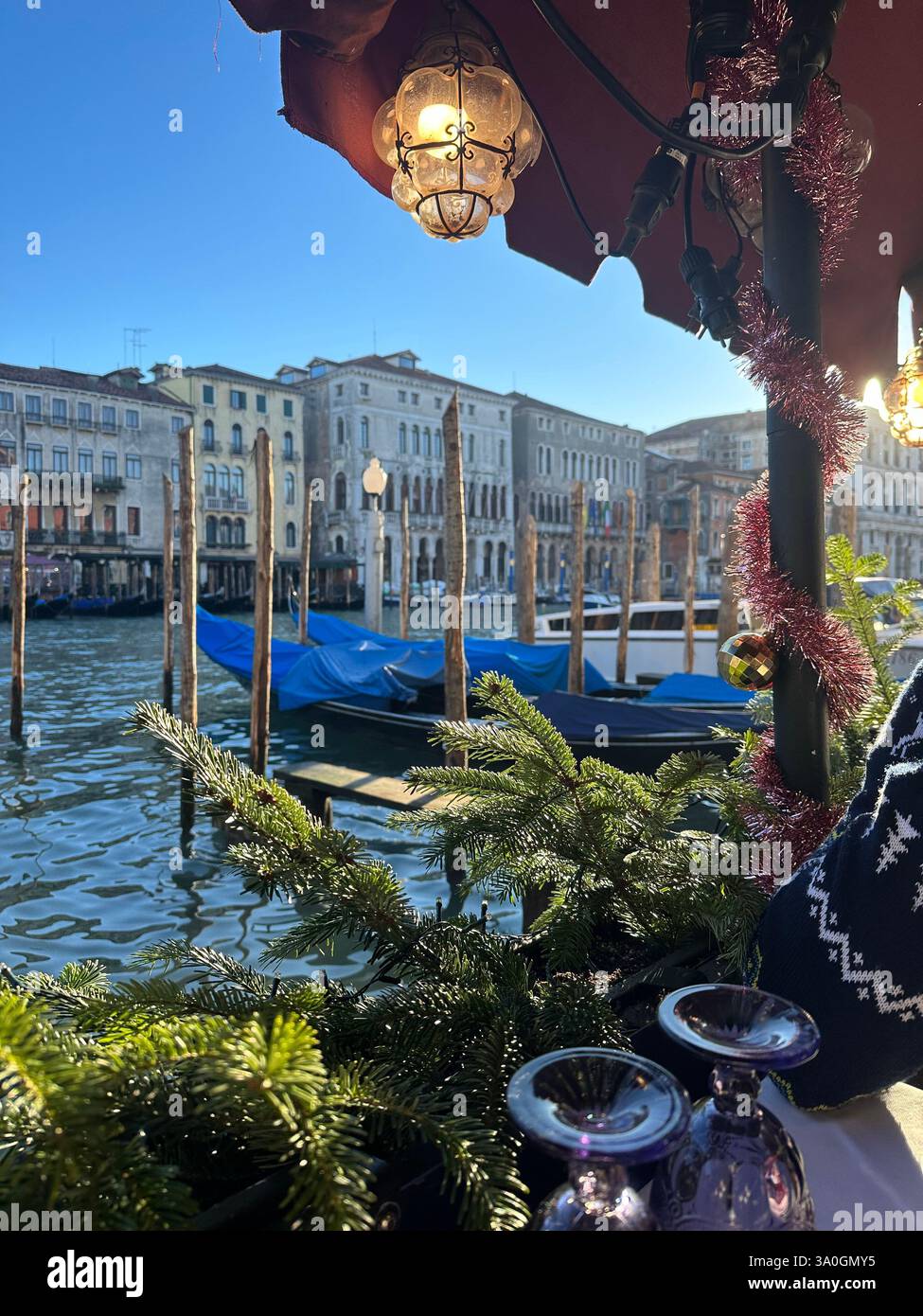 Vista panoramica del Canal grande di Venezia, con posti di ormeggio, un taxi d'acqua e colorati edifici storici al tramonto. - Immagine stock catturata con smartphone