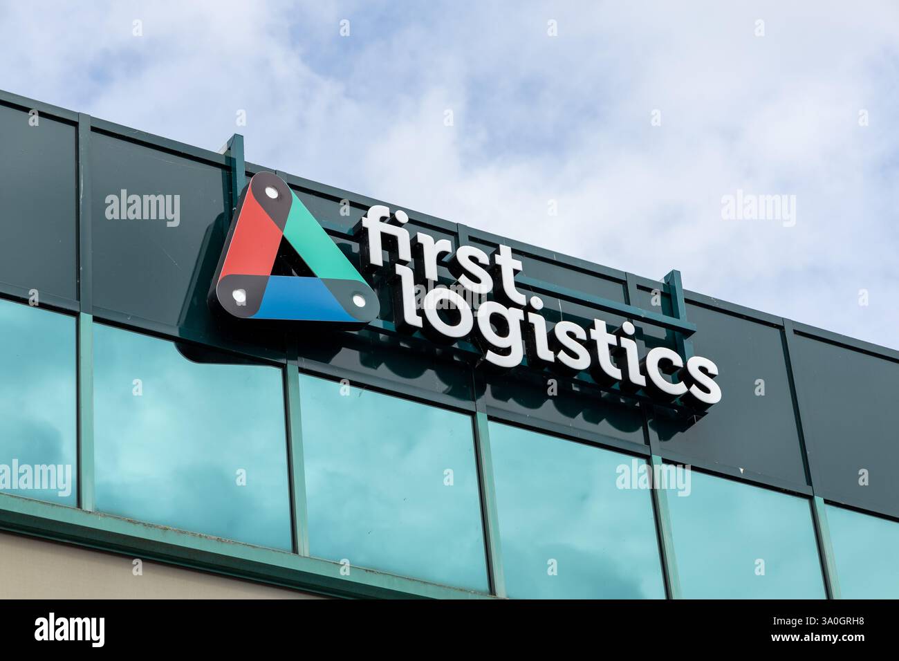 . Primo cartello logistico logo Nieuwegein. Fornitore di servizi logistici per la consegna e l'installazione di elettrodomestici, marroni, mobili e impianti Foto Stock