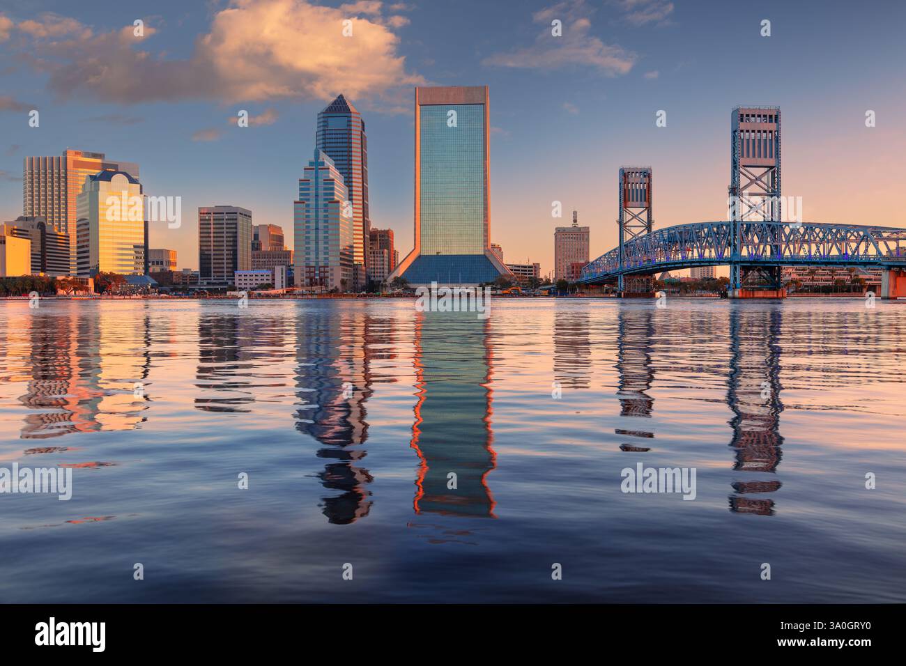 Jacksonville, Florida, Stati Uniti. Immagine del paesaggio urbano di Jacksonville, Florida, con riflesso dello skyline della città nell'acqua alla splendida alba. Foto Stock