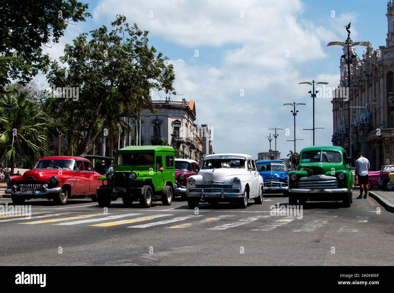 Vecchia auto americana d'epoca degli anni '1950 in una strada a l'Avana, Cuba Foto Stock