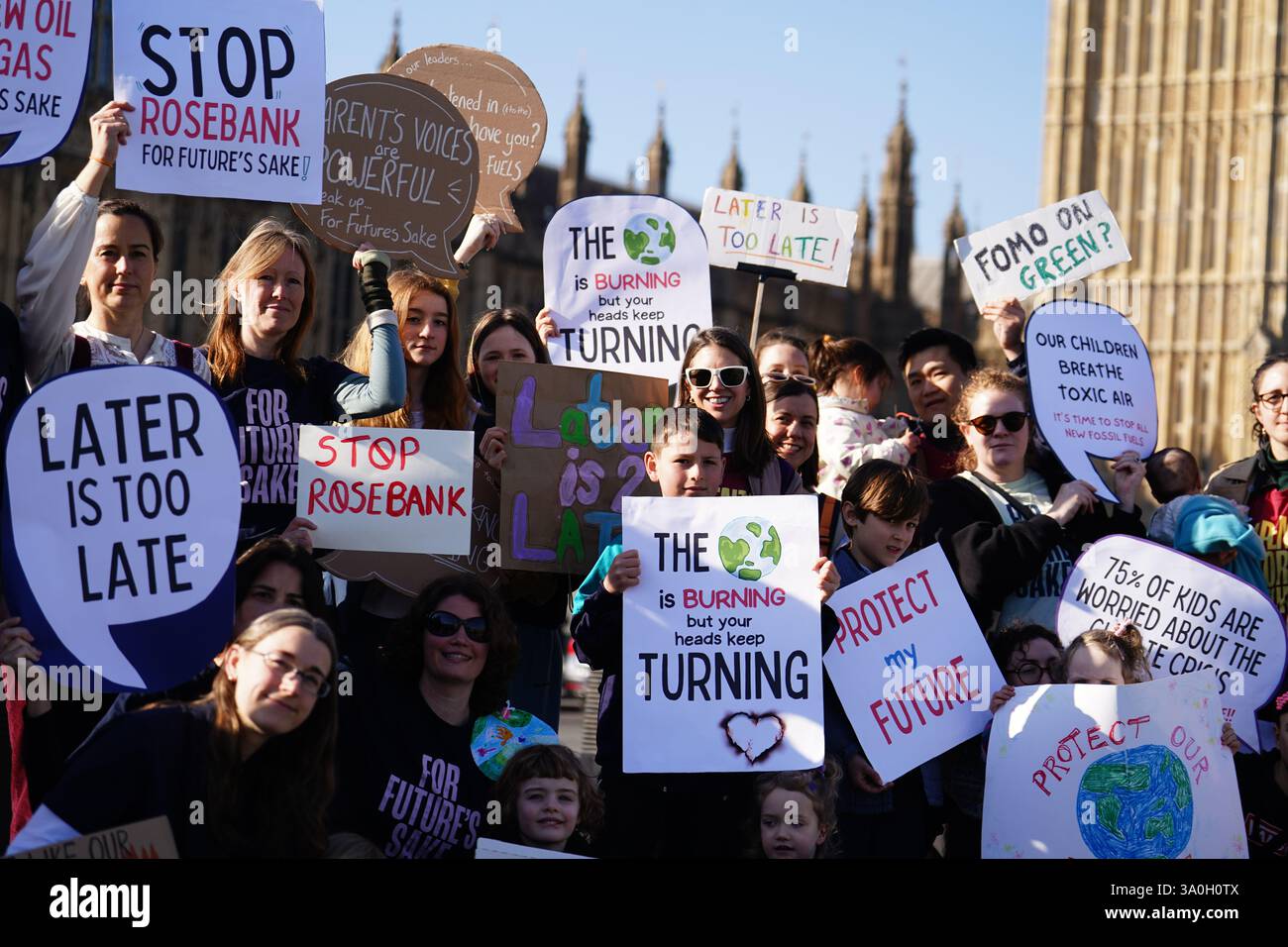 Genitori e bambini al di fuori della camera del Parlamento di Londra prima di incontrare i parlamentari per invitarli a proteggere il futuro dei loro figli opponendosi a tutte le nuove attività di estrazione di petrolio e gas nel Regno Unito. L'evento fa parte di una "lobby per famiglie" organizzata dai genitori del gruppo climatico per il futuro. Data foto: Martedì 4 marzo 2025. Foto Stock