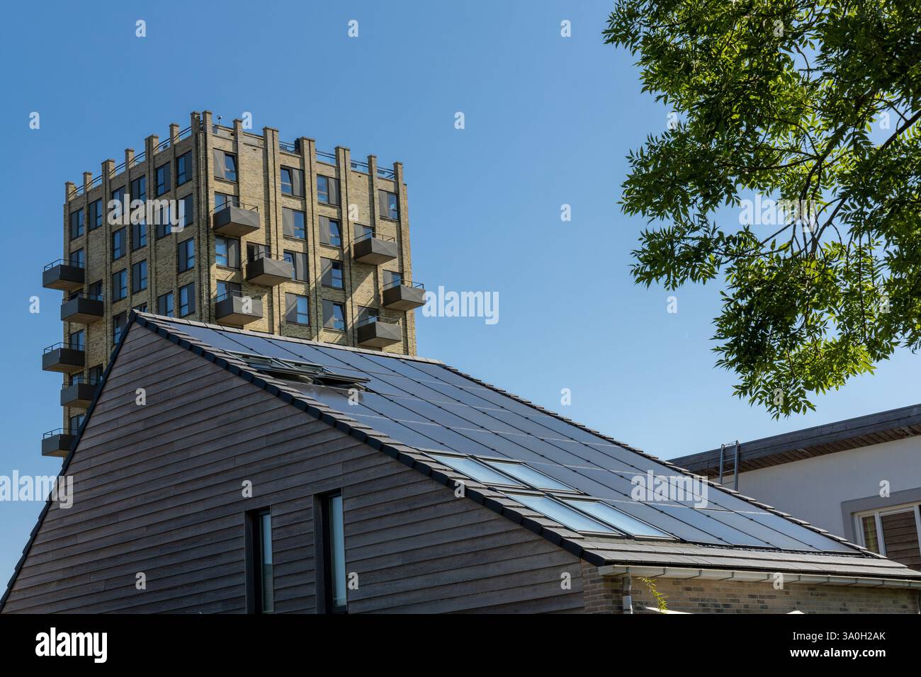 Pannelli solari su una casa. Pannelli fotovoltaici sul tetto. Tetto dei pannelli solari. Vista dei pannelli solari (cella solare) nella casa sul tetto con luce solare Foto Stock