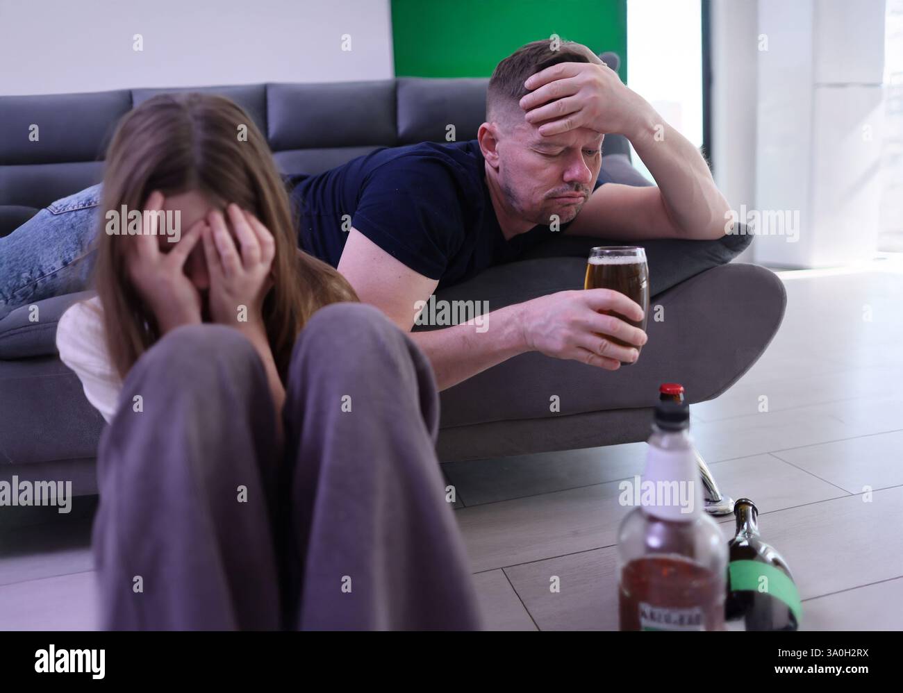 Le lotte con l'alcol Una realtà dolorosa che molte persone affrontano e sopportano ogni giorno Foto Stock
