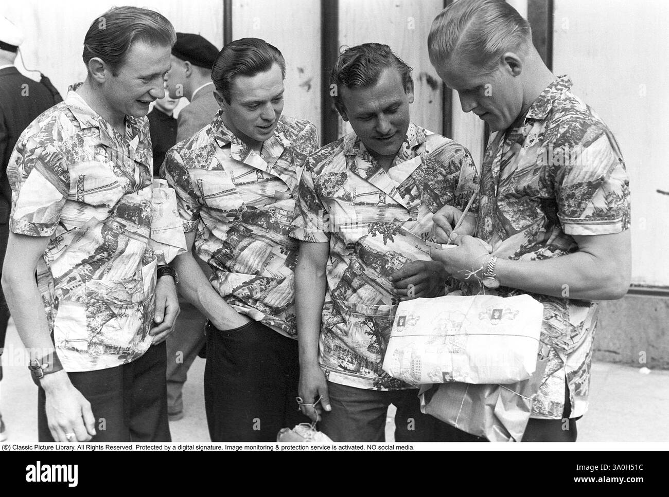 I quattro turisti 1954. Quattro uomini in strada indossano lo stesso tipo di camicia. Svezia Kristoffersson rif. 1-23 Foto Stock
