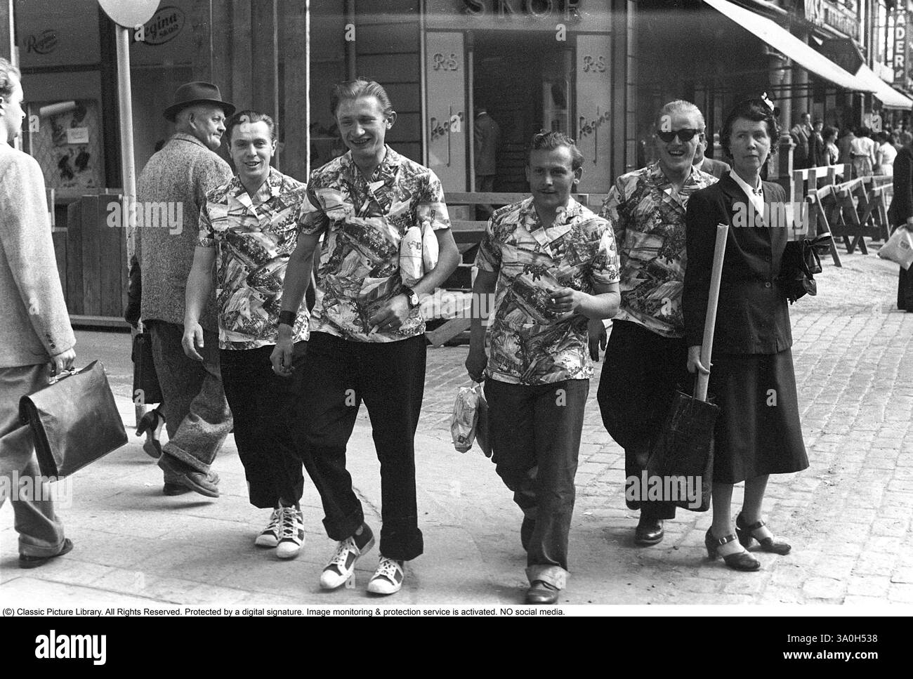 I quattro turisti 1954. Quattro uomini in strada indossano lo stesso tipo di camicia. Svezia Kristoffersson rif. 1-23 Foto Stock