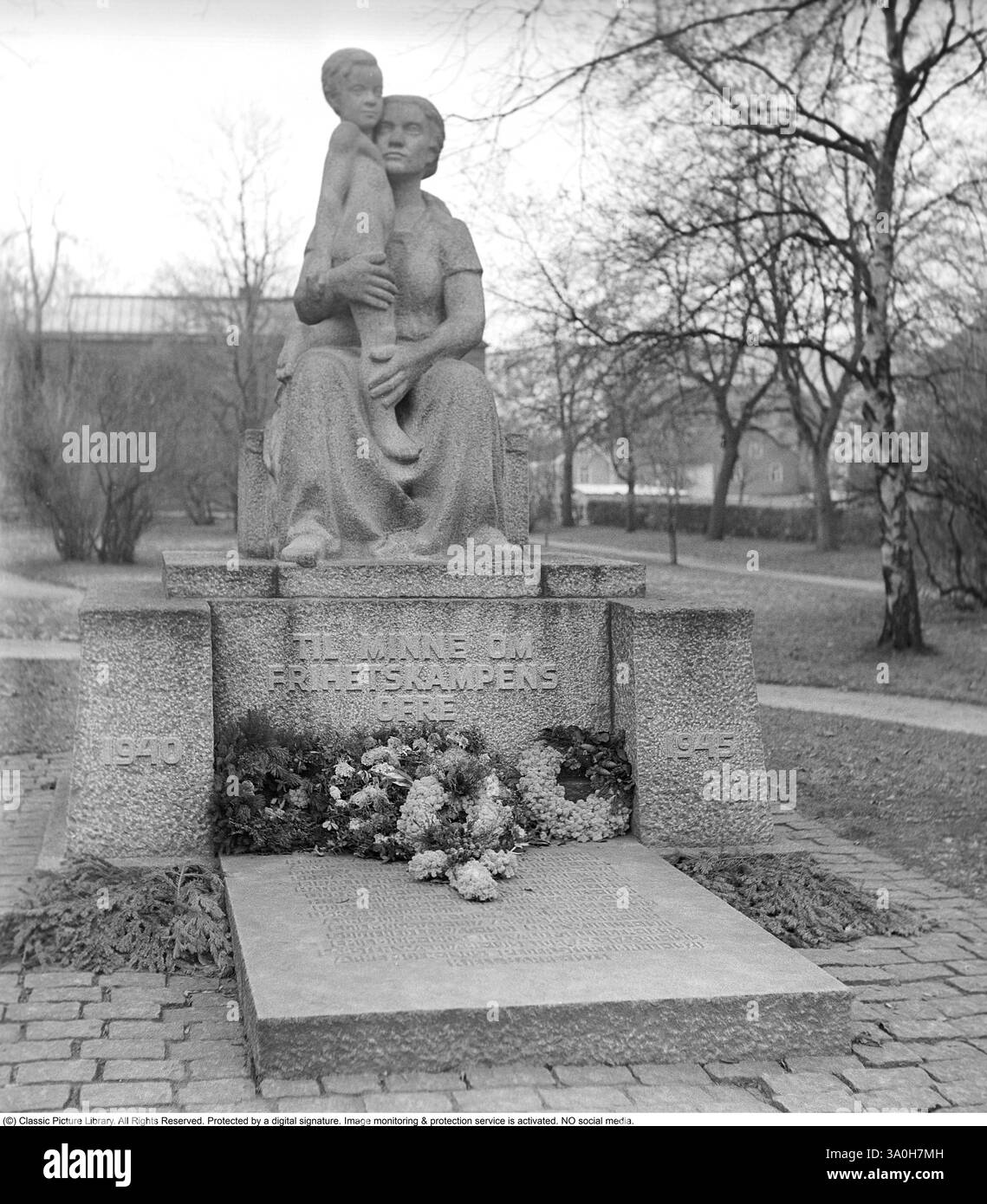 Trondheim Norvegia 1949. Oskar Hoddø (1916-1943) è stato un cantante, compositore e combattente della resistenza norvegese. Hoddø è meglio conosciuto per aver scritto il testo del valzer «Nidelven stille og vakker du er». La canzone fu un successo locale a Trondheim per molto tempo, ma divenne un successo in tutto il mondo. L'immagine mostra il monumento commemorativo a Domkirkegården, dove è sepolto. Kristoffersson rif. AU40-6 Foto Stock