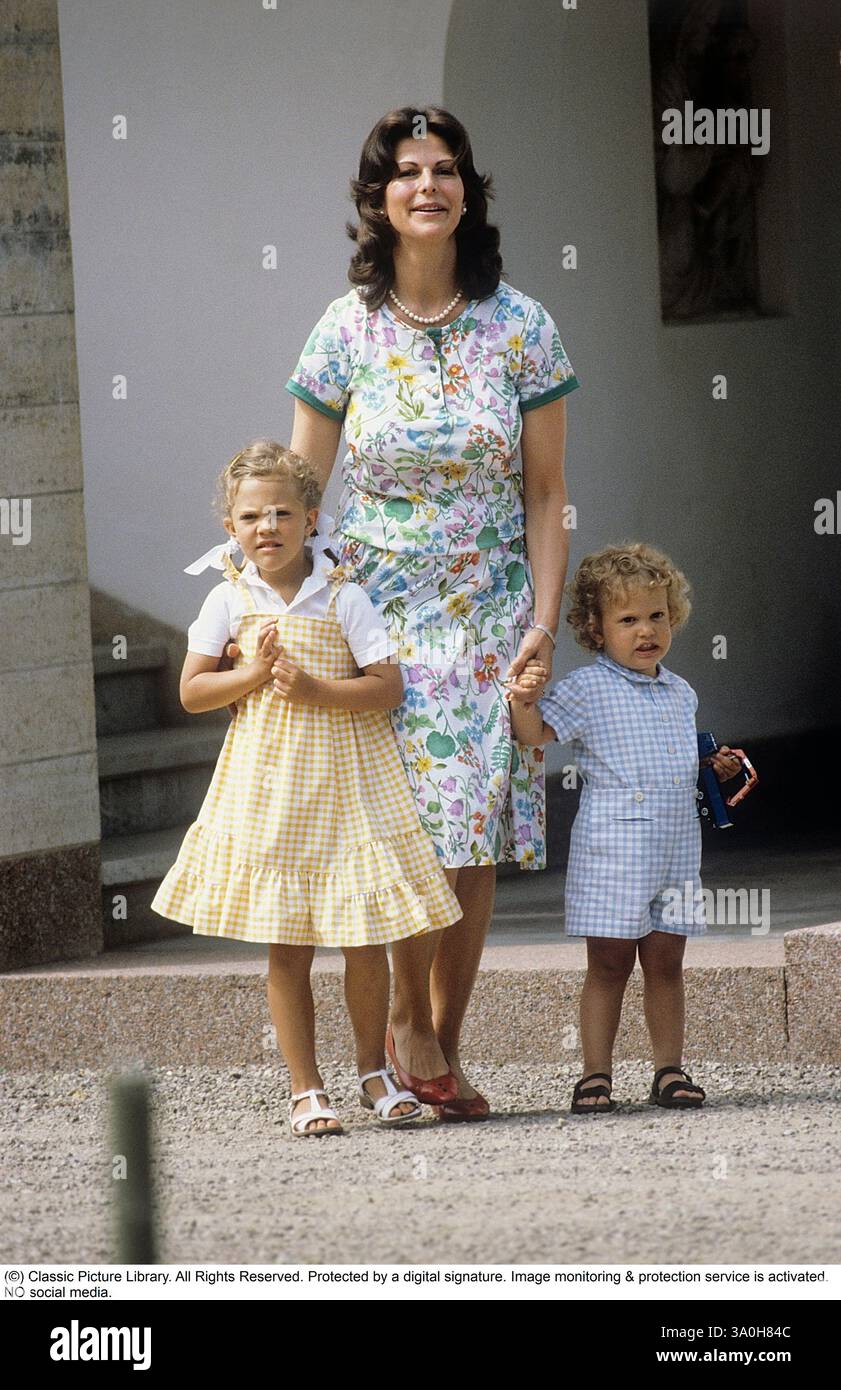 La regina Silvia di Svezia con i suoi figli, la principessa ereditaria Vittoria, il principe Carlo Filippo, nella foto del castello di Solliden Öland in occasione delle celebrazioni per il compleanno di Victorias del 1982. Foto Stock