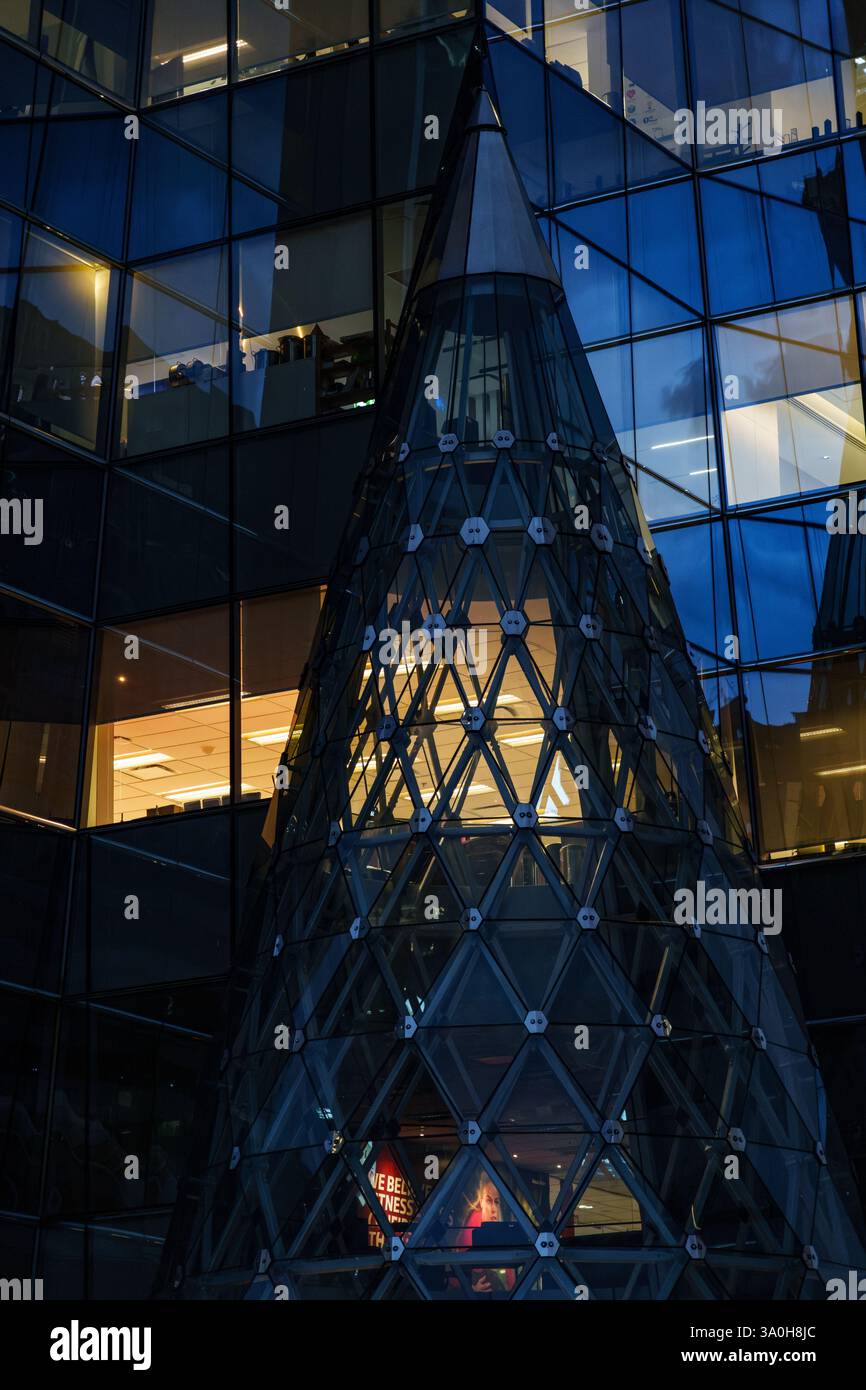 Questa elegante immagine serale mette in risalto il W Hotel, un lussuoso grattacielo con il suo prominente logo 'W', adagiato contro il cielo crepuscolo a Chong Nonsi, Ban Foto Stock