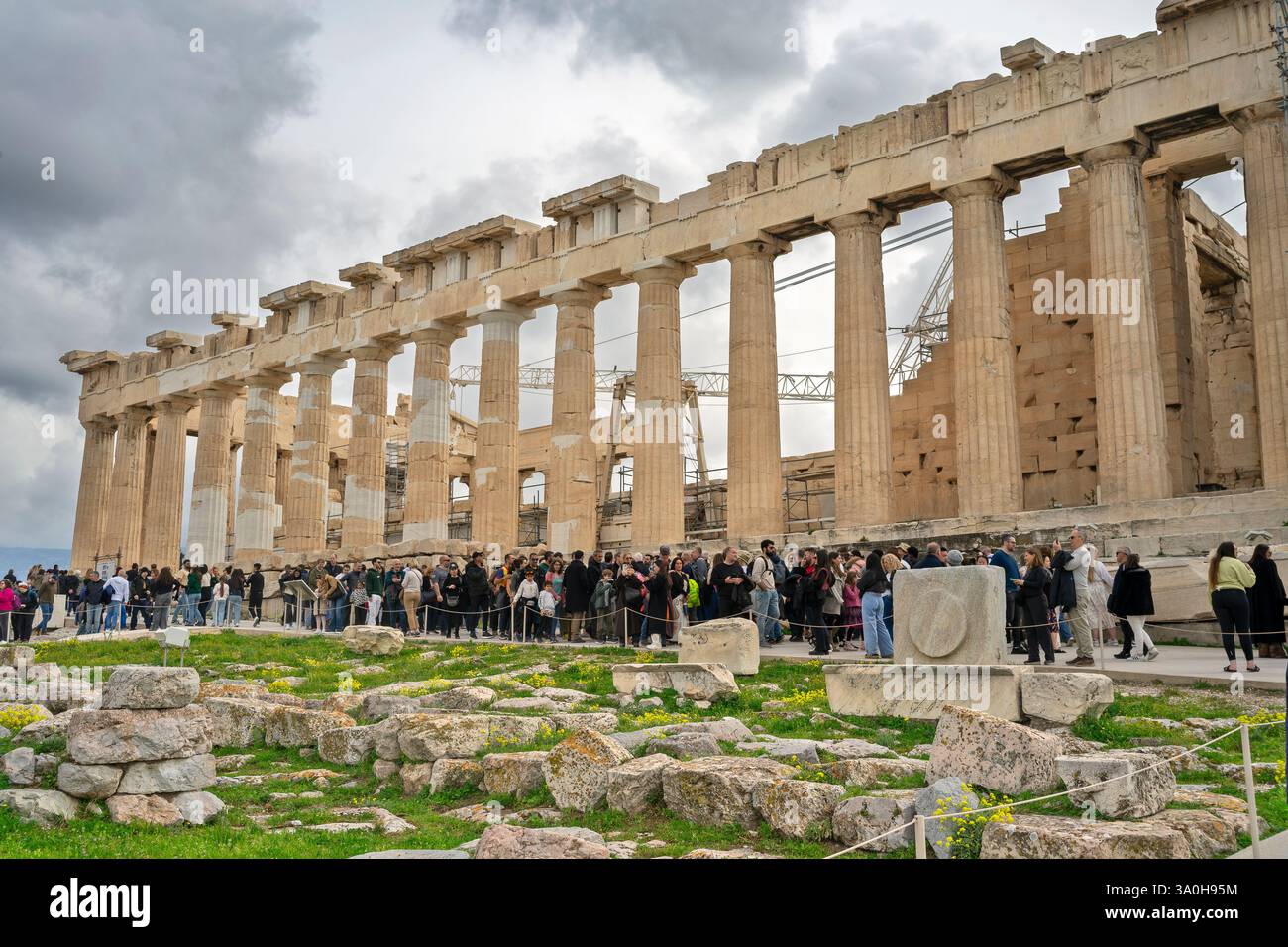 Il Partenone, il capolavoro più emblematico dell'antico mondo greco, simbolo della democrazia e della città di Atene, durante una giornata nuvolosa. Foto Stock