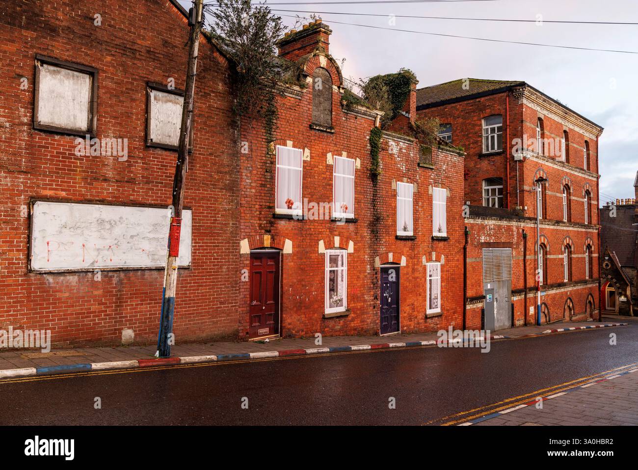 Casa con finestre a bordo dipinte per sembrare reale, Derry, Irlanda Foto Stock