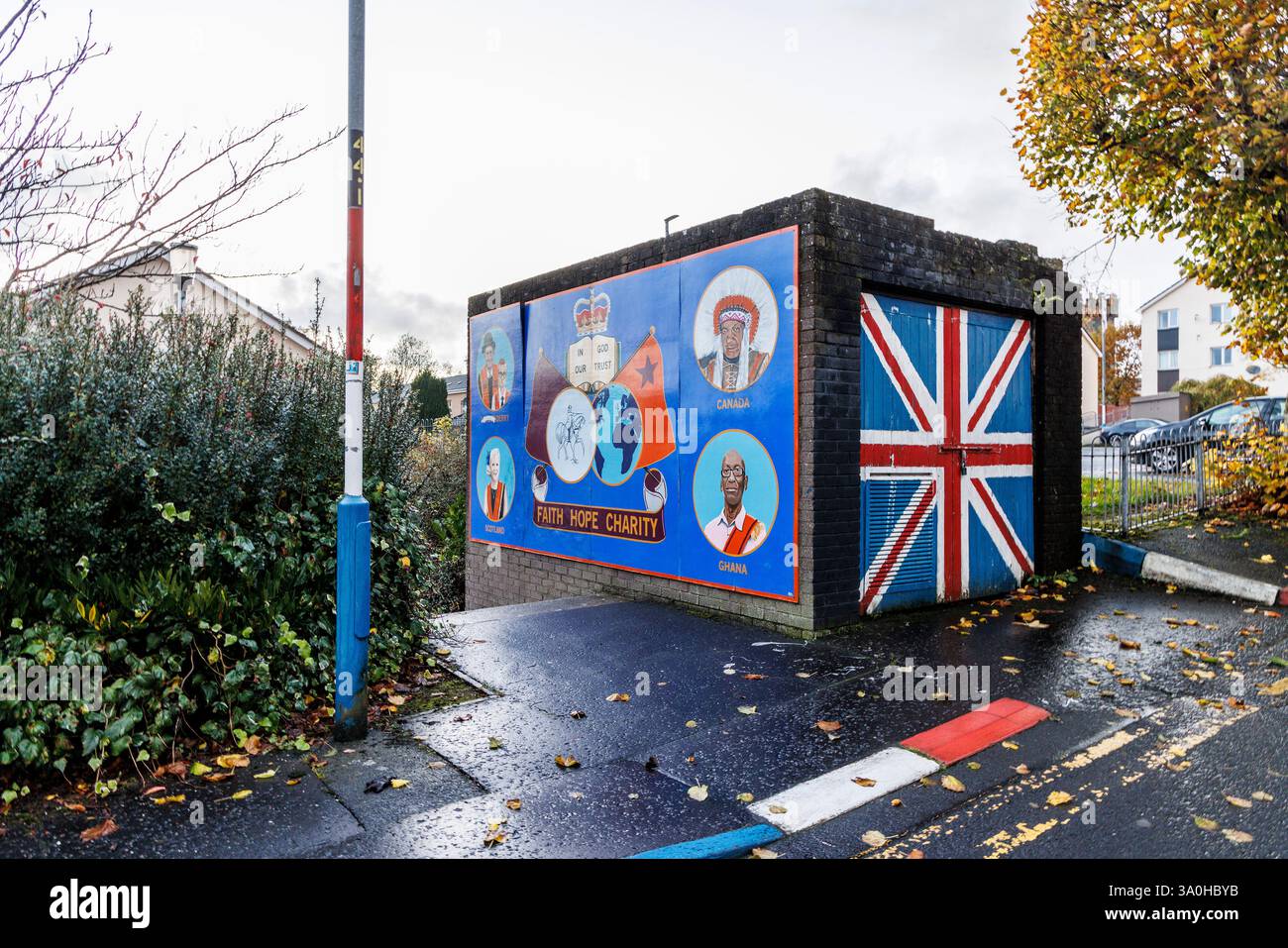 Murale sul muro con Union Jack and Faith, Hope and Charity simboleggiato con i paesi Canada, Ghana, Scozia e Londonderry con "Londra" barrata, Foto Stock
