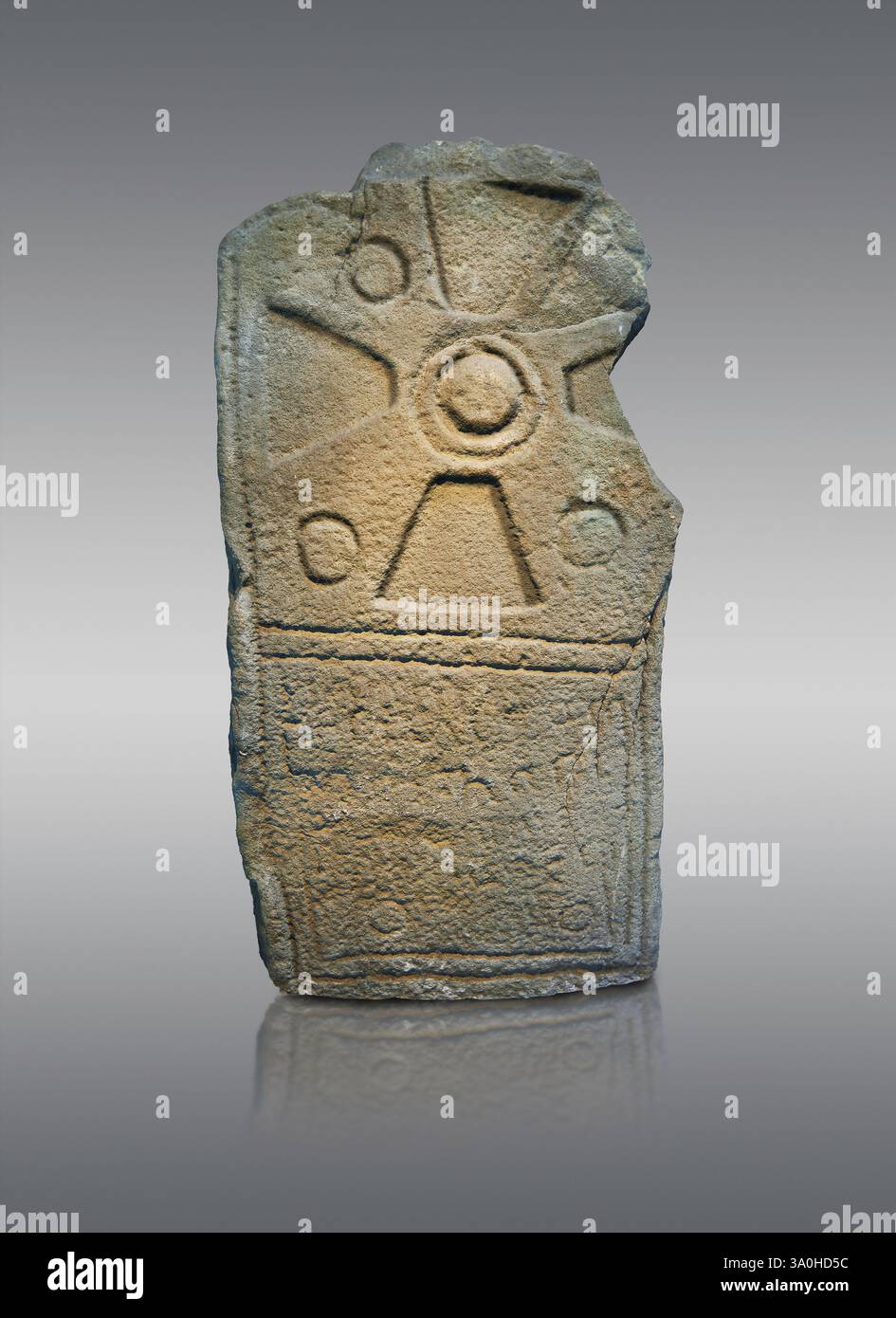 Croce carretto-ruota cristiana celtica (n. 8) conosciuta come la "croce carrabile-carrabile" con un'iscrizione illeggibile, con incisioni celtiche e illeggibili Foto Stock