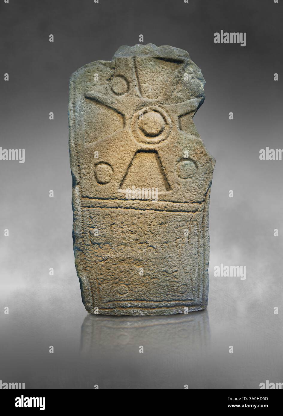 Croce carretto-ruota cristiana celtica (n. 8) conosciuta come la "croce carrabile-carrabile" con un'iscrizione illeggibile, con incisioni celtiche e illeggibili Foto Stock