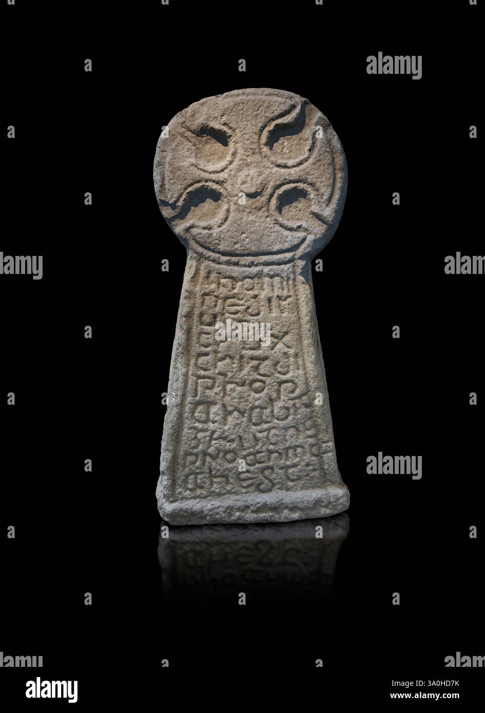 Croce di Grutne una croce scolpita a testa di disco pre-normanno del X secolo menzionata per la prima volta nel 1697, si trovava nel cimitero dell'abbazia di Margam, con un insc Foto Stock