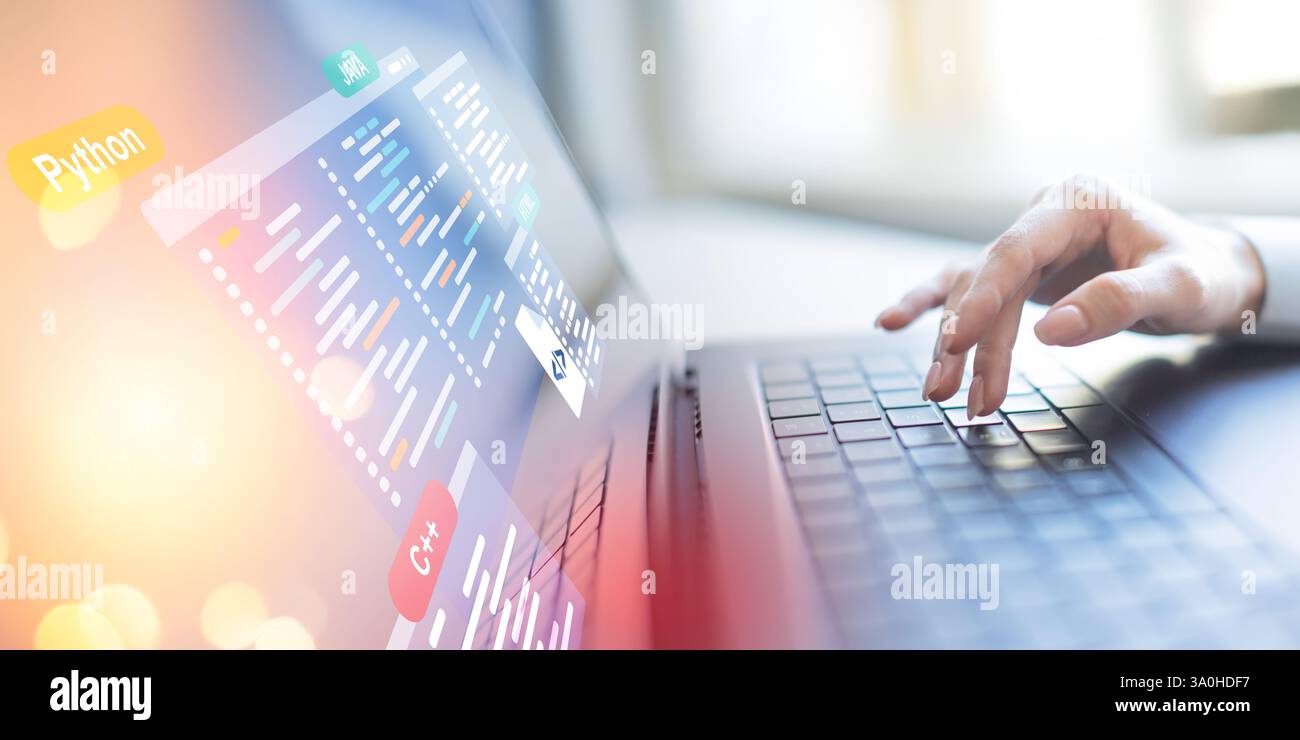 Linguaggi di programmazione e sviluppo software visualizzati su un'interfaccia di codifica virtuale. Foto Stock