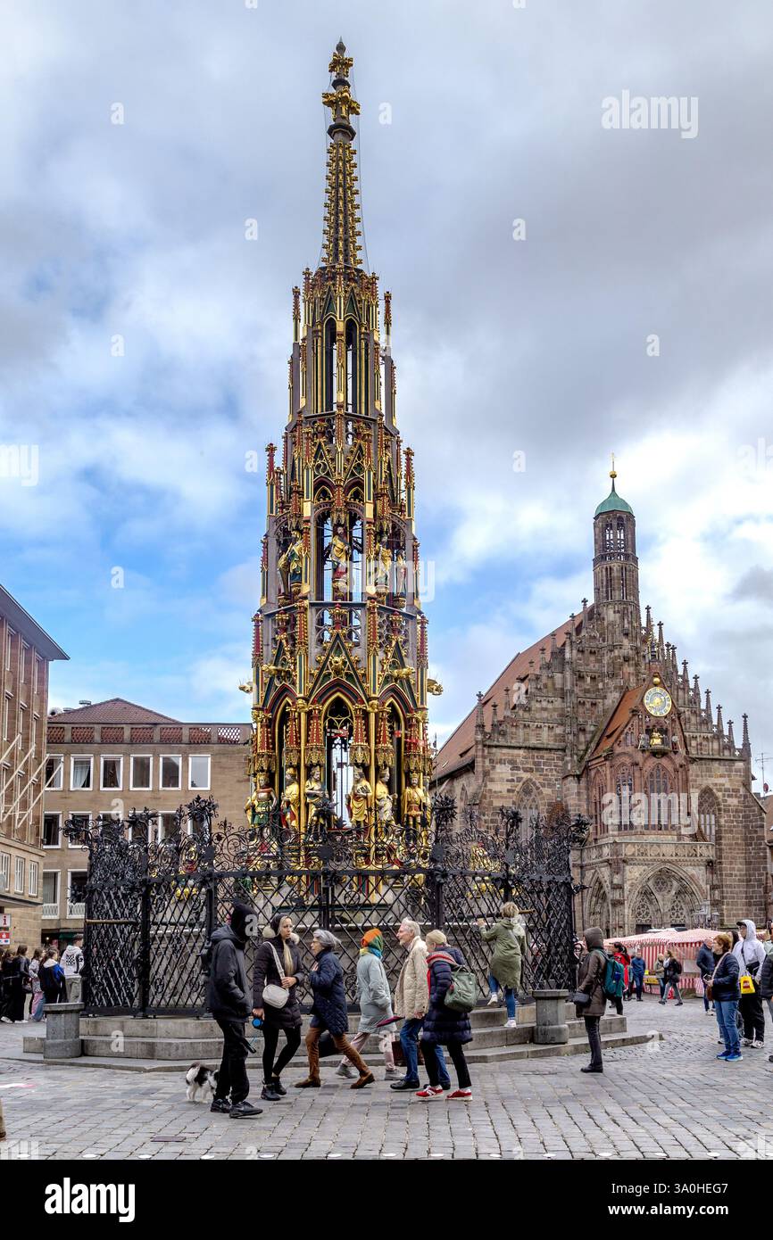 NORIMBERGA, GERMANIA - OCRTOBER 27, 2023: Questa è la splendida Fontana in Piazza Hauptmarkt. Foto Stock