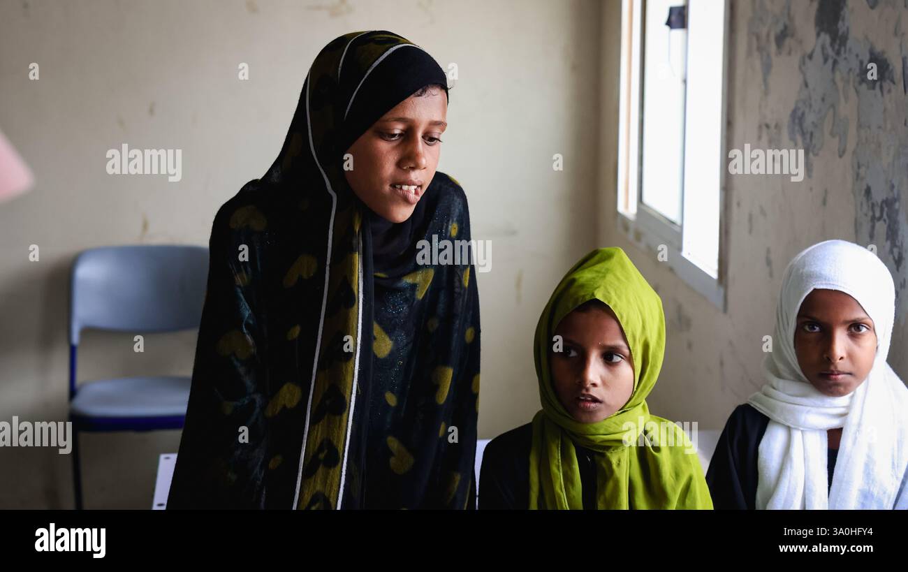 Tre bambini a Socotra partecipano a una discussione di gruppo, mostrando il loro impegno e apprendimento in un'atmosfera di classe. Foto Stock