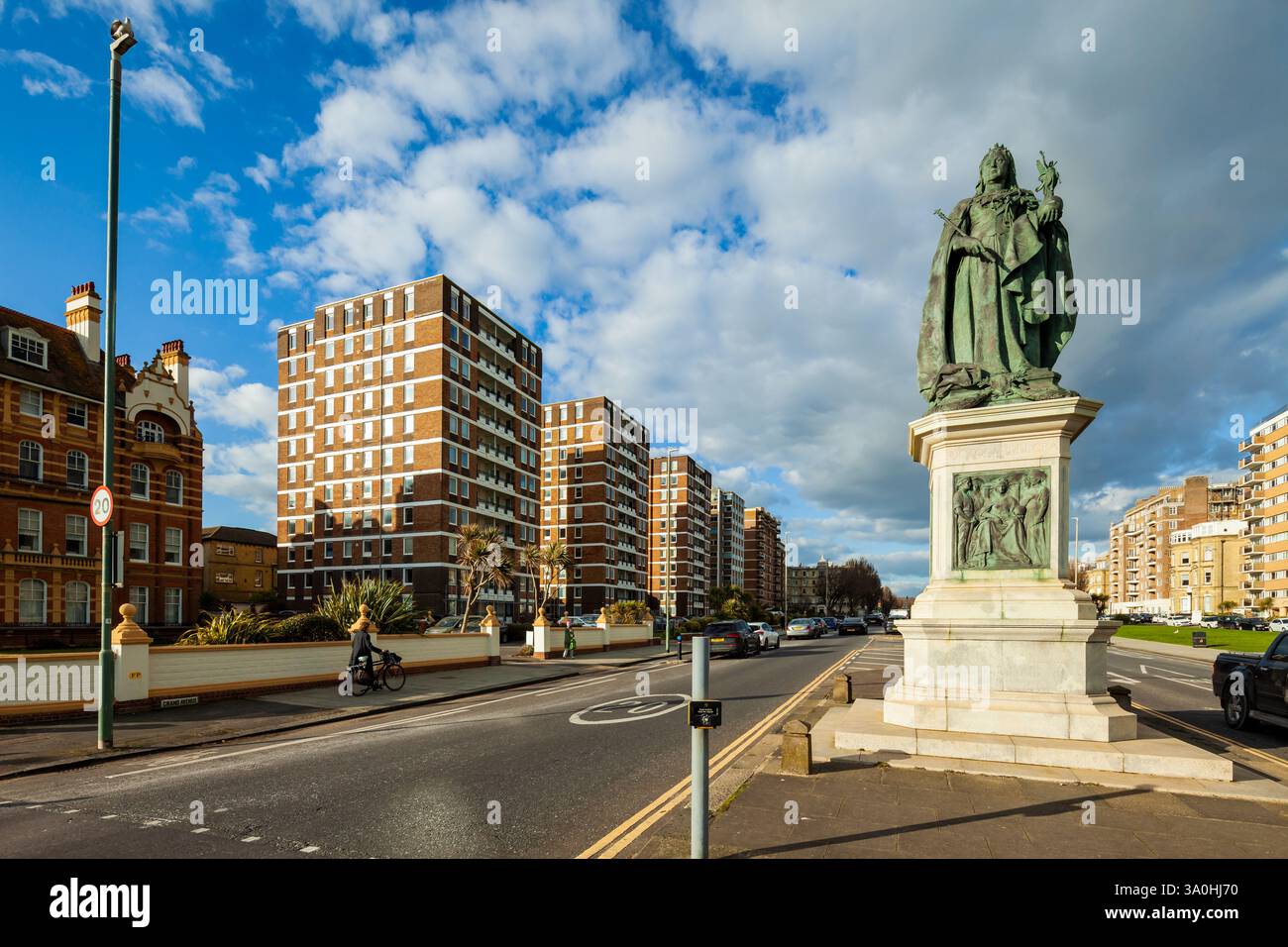 Statua della regina Vittoria sulla Grand Avenue a Hove, East Sussex, Inghilterra. Foto Stock