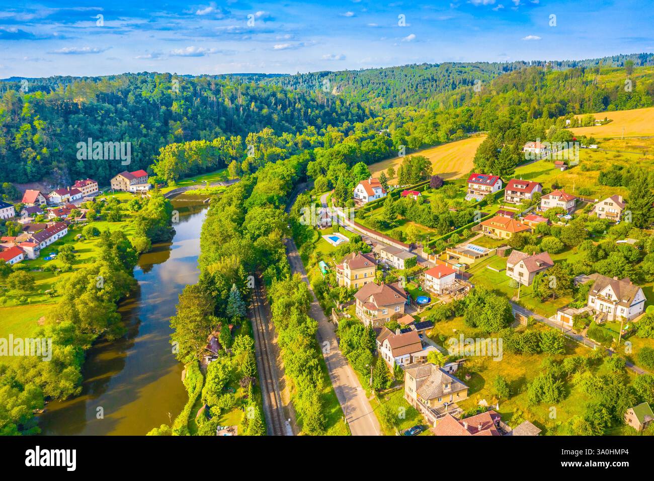 Vista aerea della splendida natura intorno al castello di Cesky Sternberk, Repubblica Ceca Foto Stock