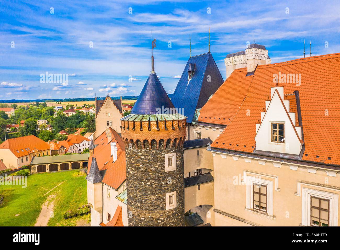 Torre del Castello di Zleby con paesaggio verde lussureggiante sullo sfondo Foto Stock