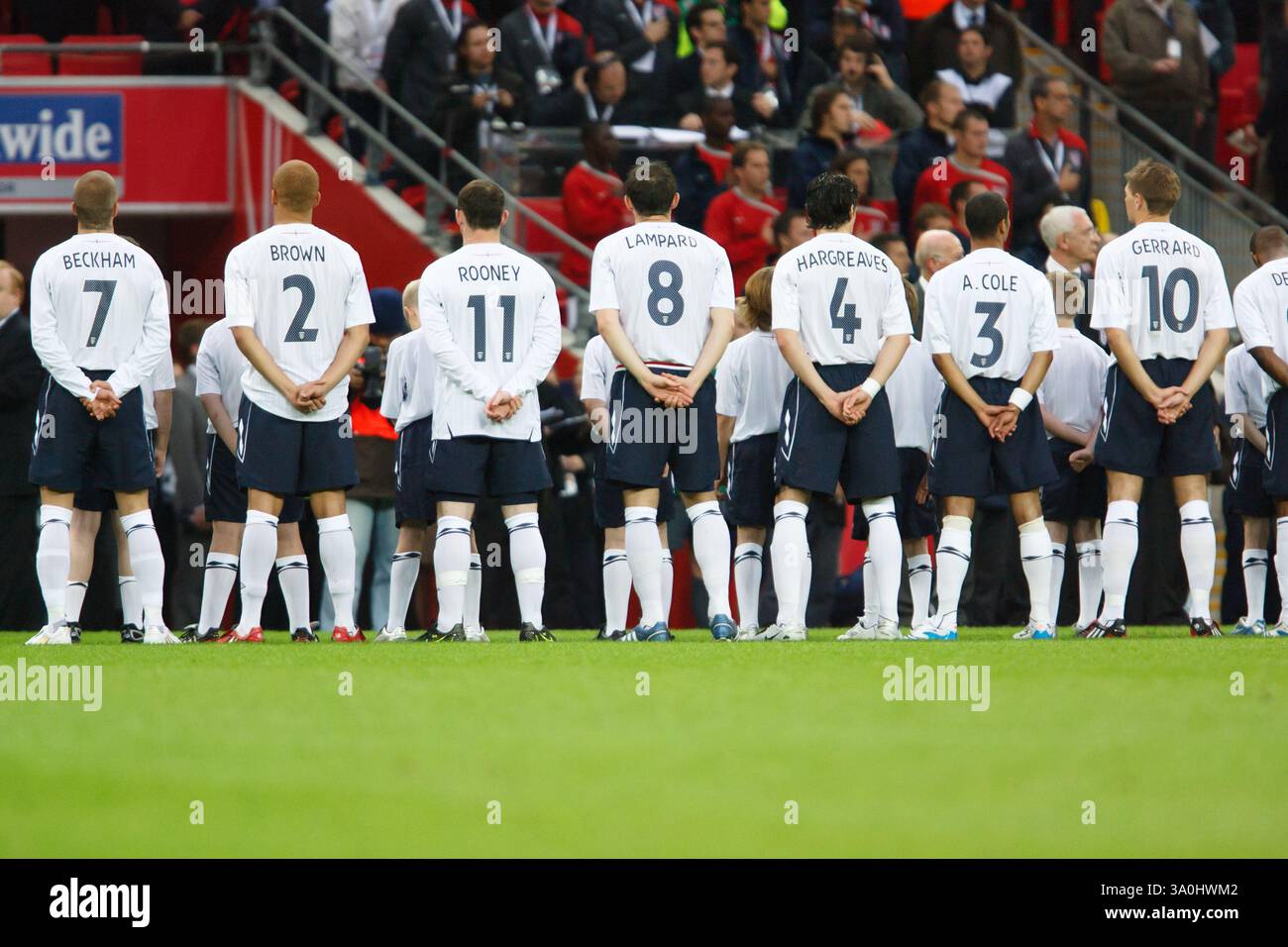 I giocatori della squadra inglese si preparano per l'introduzione prima di un'amichevole contro gli Stati Uniti il 28 maggio 2008 al Wembley Stadium di Londra. Solo per uso editoriale. Uso commerciale vietato. (Fotografia di Jonathan Paul Larsen / Diadem Images) Foto Stock